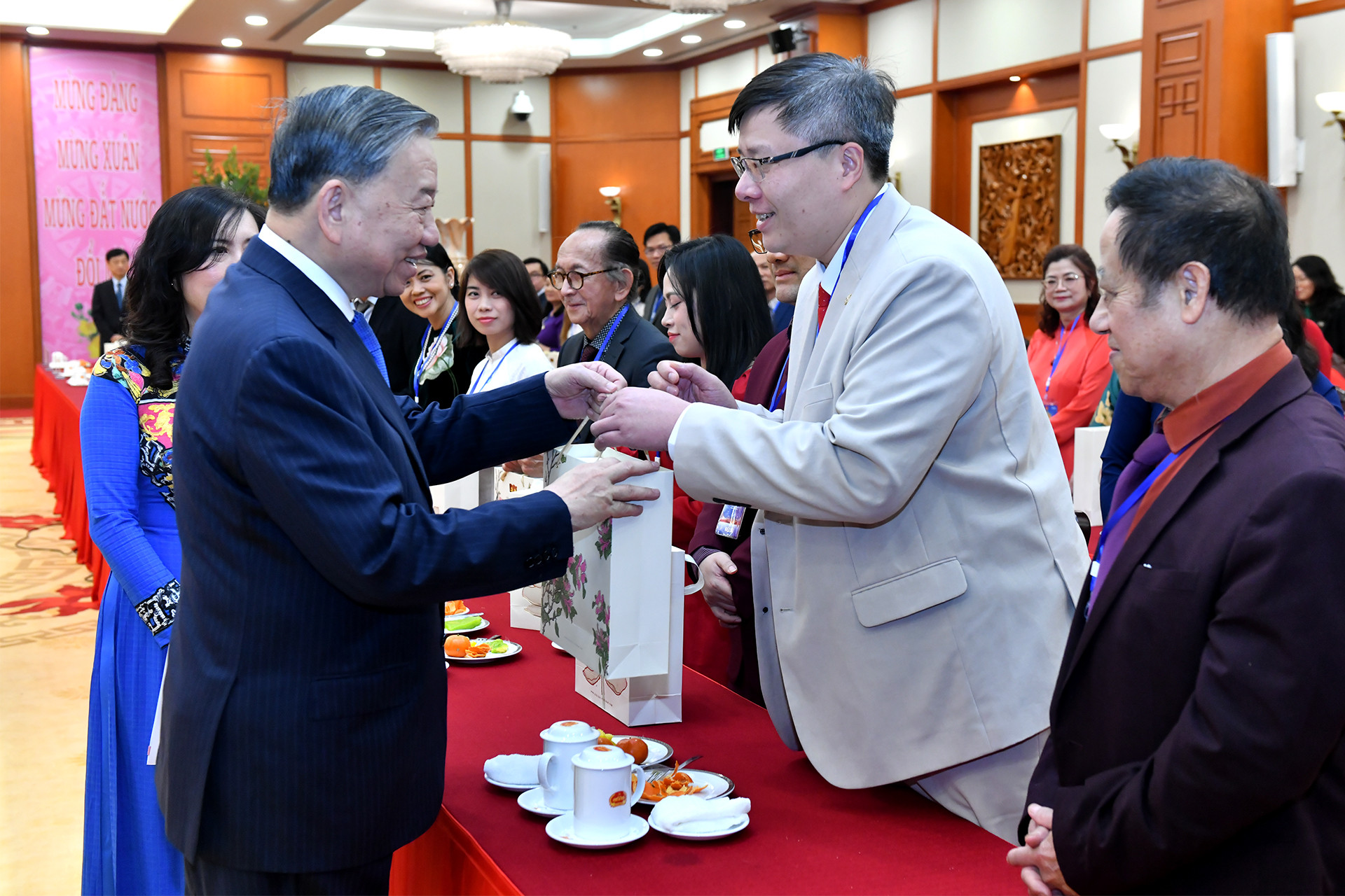 Tổng Bí thư Tô Lâm tặng quà kiều bào tiêu biểu tham dự chương trình "Xuân,Quê hương năm 2025".