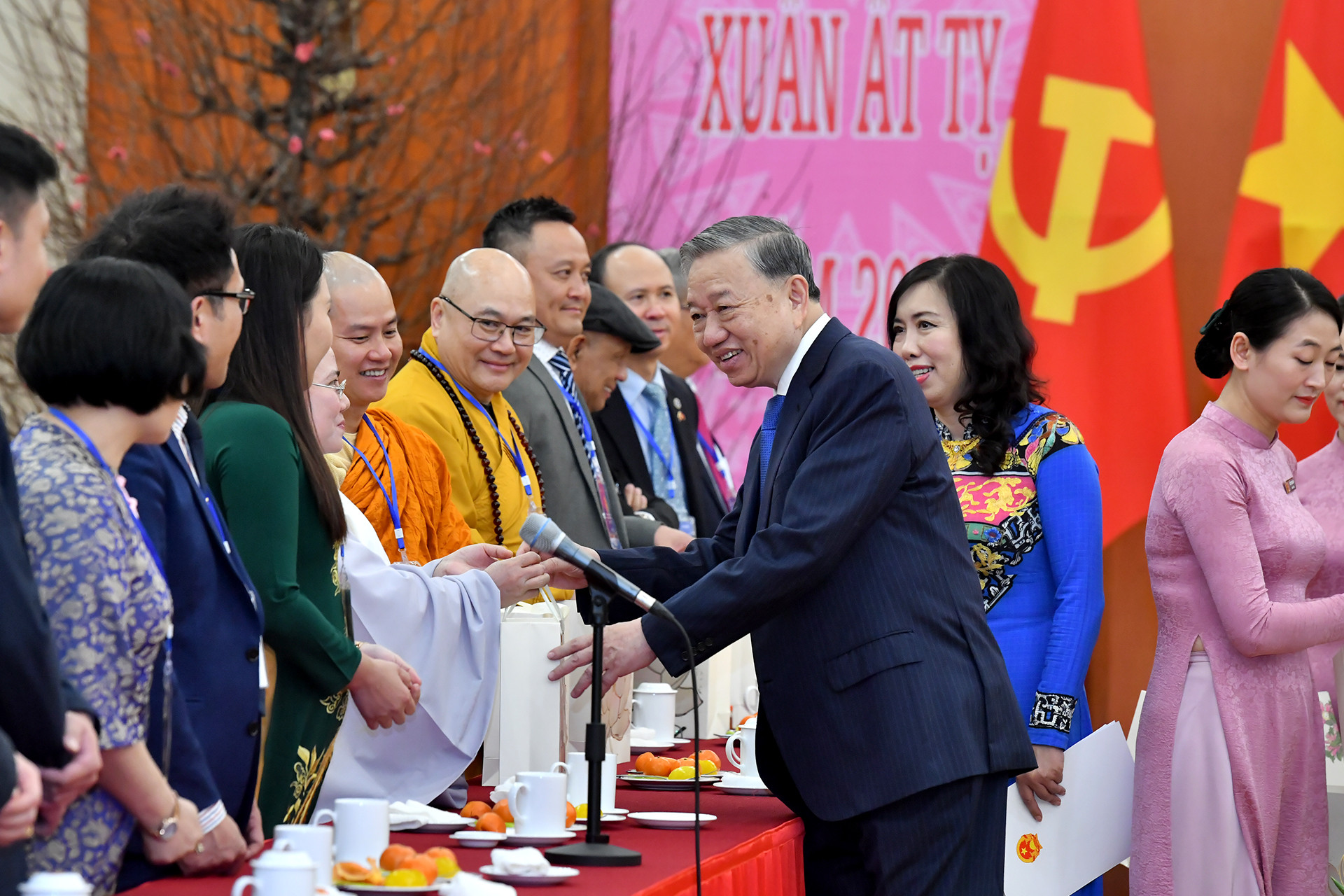 Tổng Bí thư Tô Lâm trao quà tặng kiều bào tiêu biểu tham dự chương trình "Xuân Quê hương năm 2025".