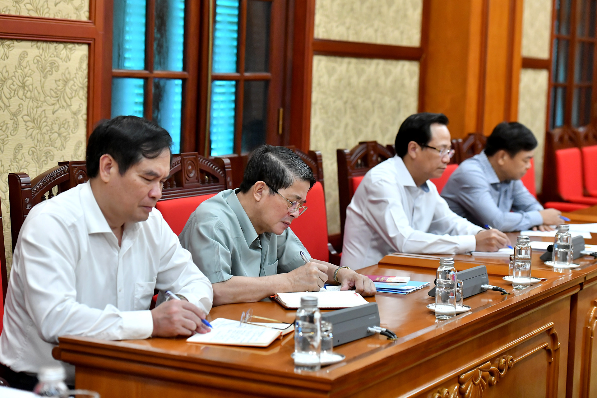 Các đại biểu tại cuộc họp.