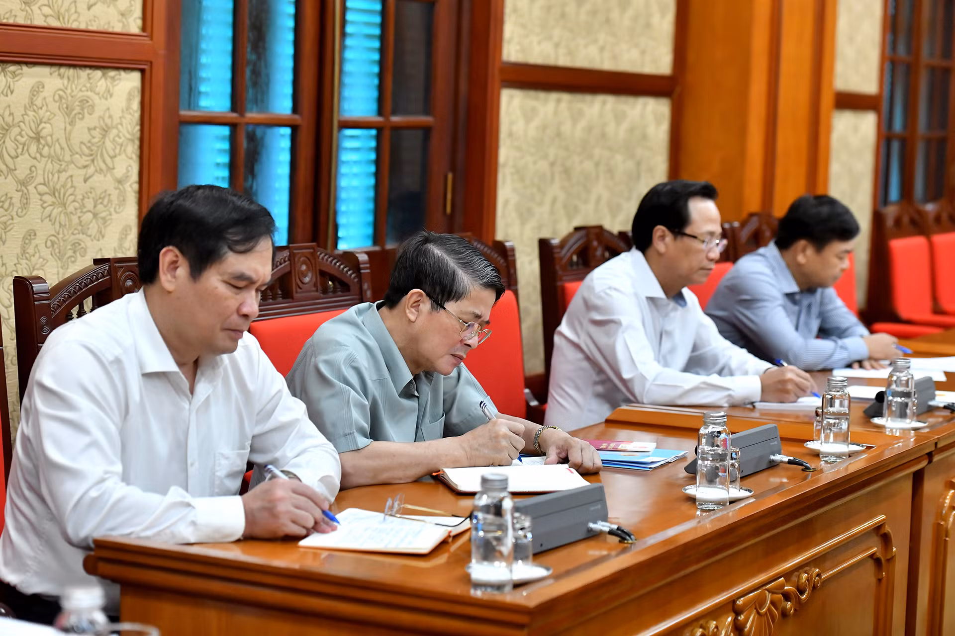 Các đại biểu tại cuộc họp.