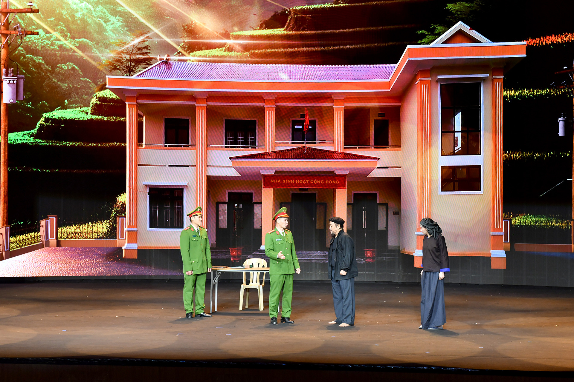 Tiểu phẩm trong Chương trình gặp mặt những tấm gương tiêu biểu công an xã, thị trấn và lực lượng tham gia bảo vệ an ninh trật tự ở cơ sở với chủ đề “Sống trong lòng dân”.