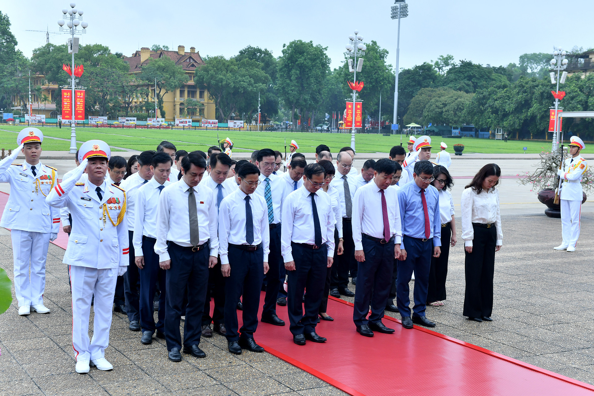 Đoàn đại biểu Bộ Ngoại giao thành kính tưởng nhớ Chủ tịch Hồ Chí Minh. Đoàn đại biểu Bộ Ngoại giao thành kính tưởng nhớ Chủ tịch Hồ Chí Minh.