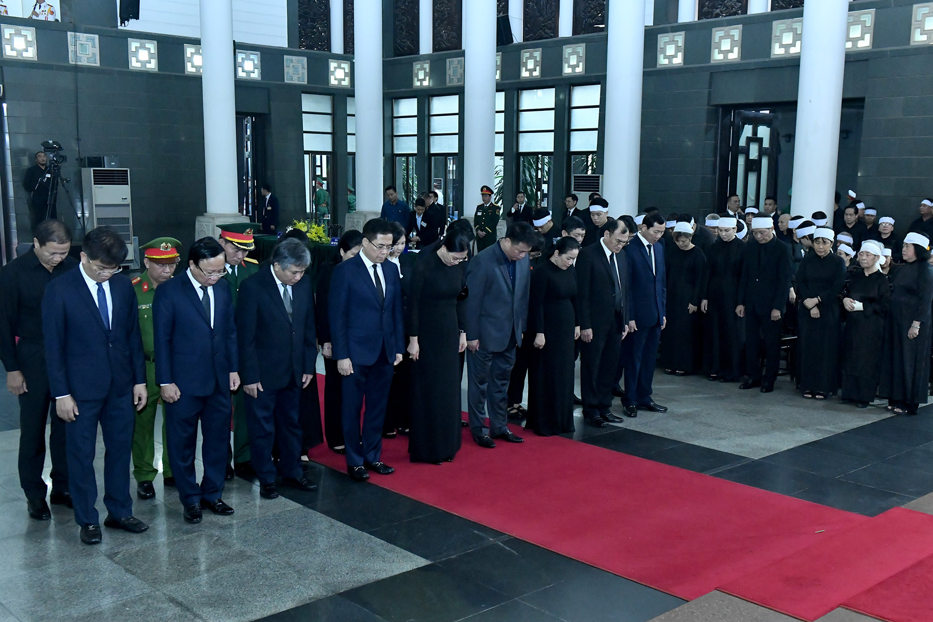 Đoàn Đảng bộ, chính quyền và nhân dân tỉnh Quảng Ngãi vào viếng đồng chí Trần Đức Lương.