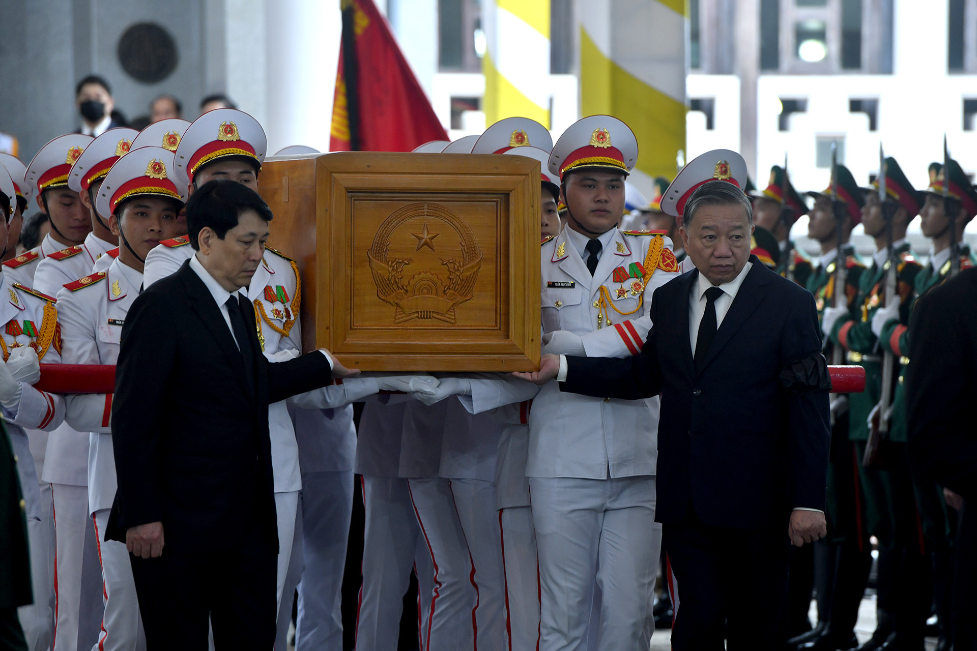 Các đồng chí lãnh đạo Đảng, Nhà nước chuyển linh cữu nguyên Chủ tịch nước Trần Đức Lương.