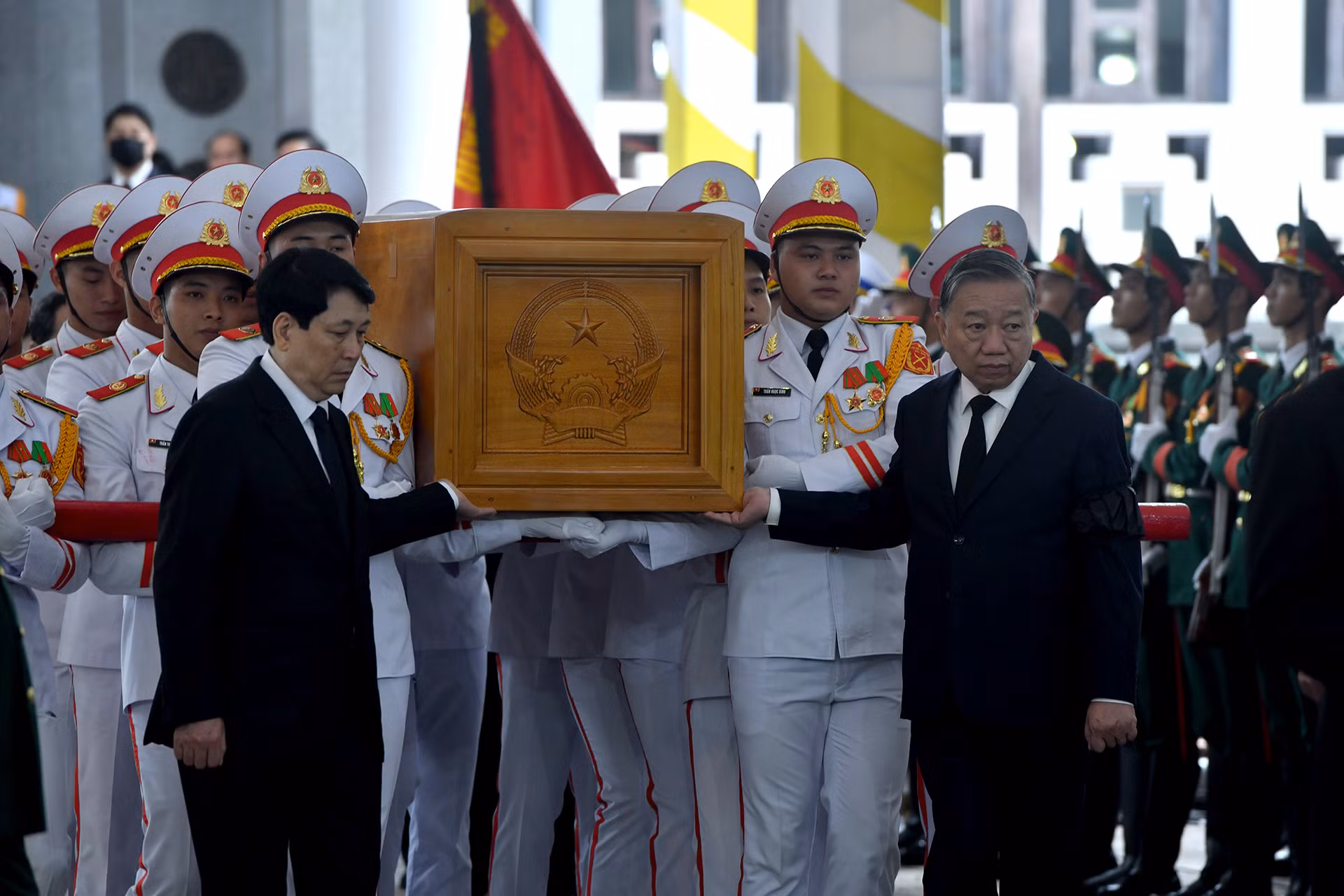Các đồng chí lãnh đạo Đảng, Nhà nước chuyển linh cữu nguyên Chủ tịch nước Trần Đức Lương.