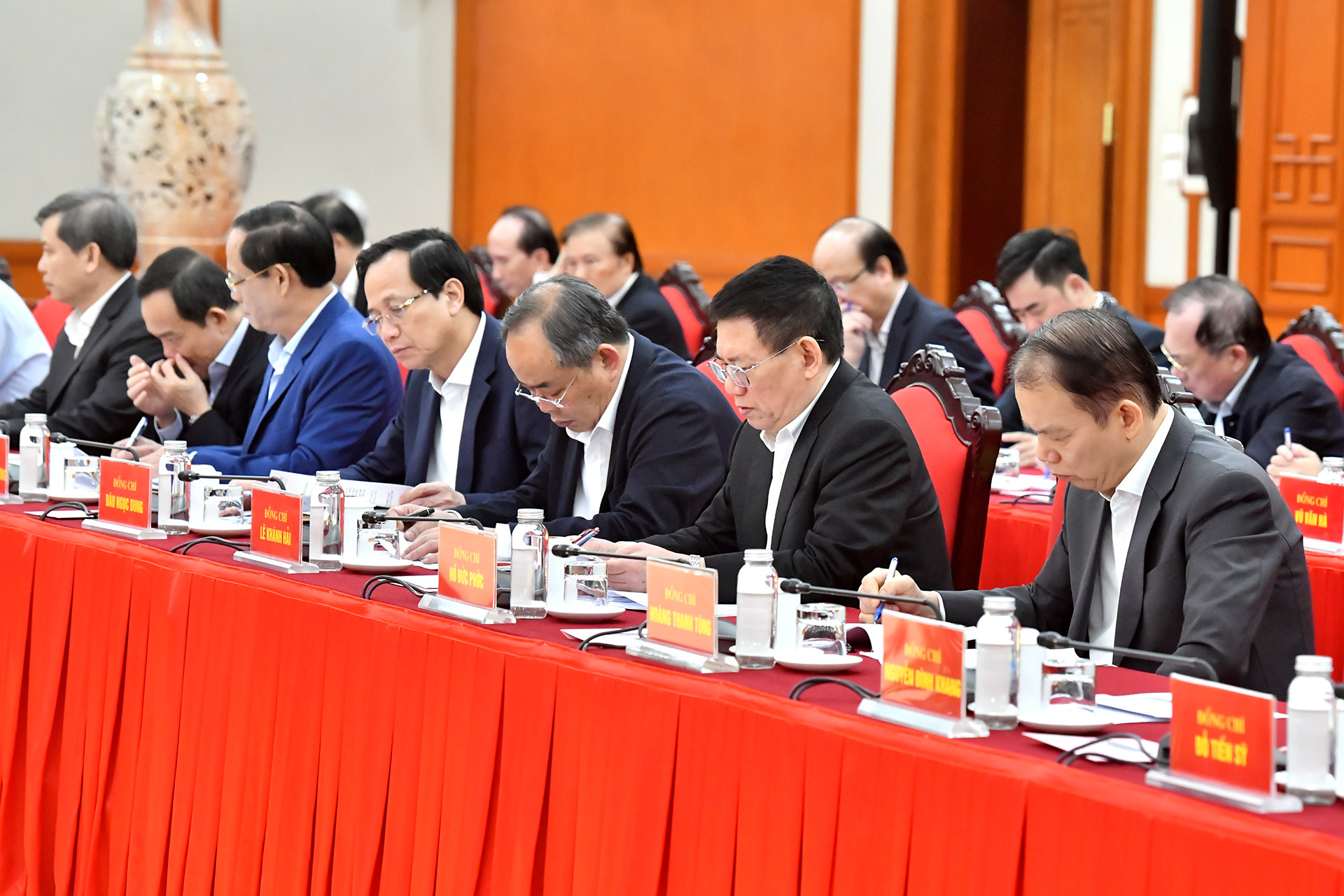 Các thành viên Tiểu ban Văn kiện tham dự phiên họp. Các thành viên Tiểu ban Văn kiện tham dự phiên họp.