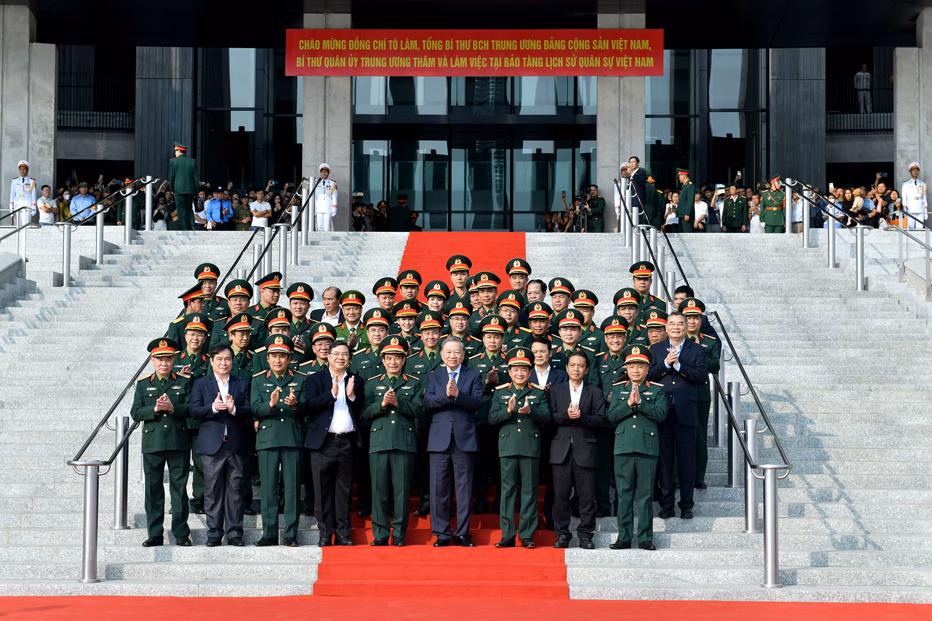 Tổng Bí thư Tô Lâm với các đại biểu và cán bộ, nhân viên Bảo tàng Lịch sử Quân sự Việt Nam.