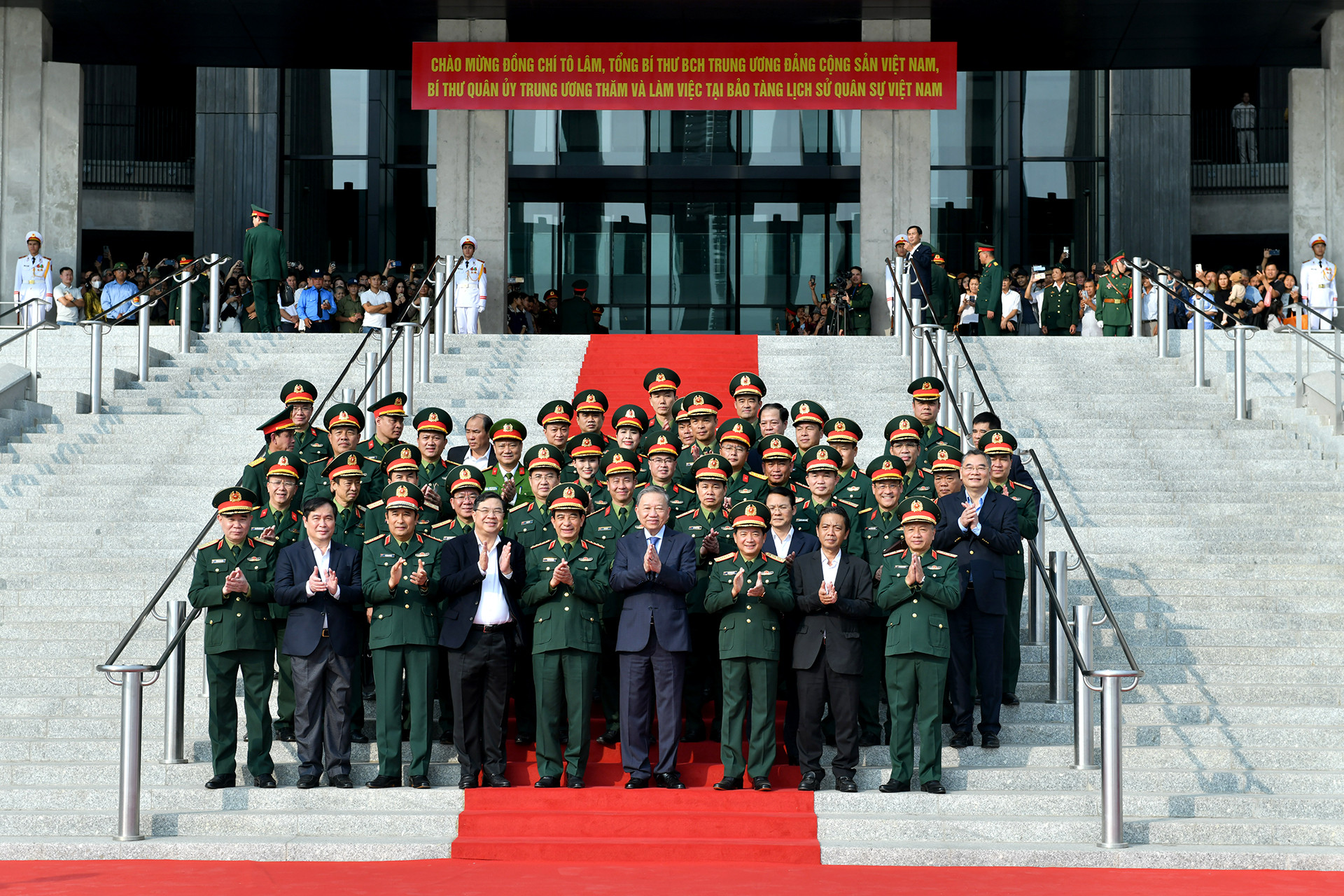 Tổng Bí thư Tô Lâm với các đại biểu và cán bộ, nhân viên Bảo tàng Lịch sử Quân sự Việt Nam.
