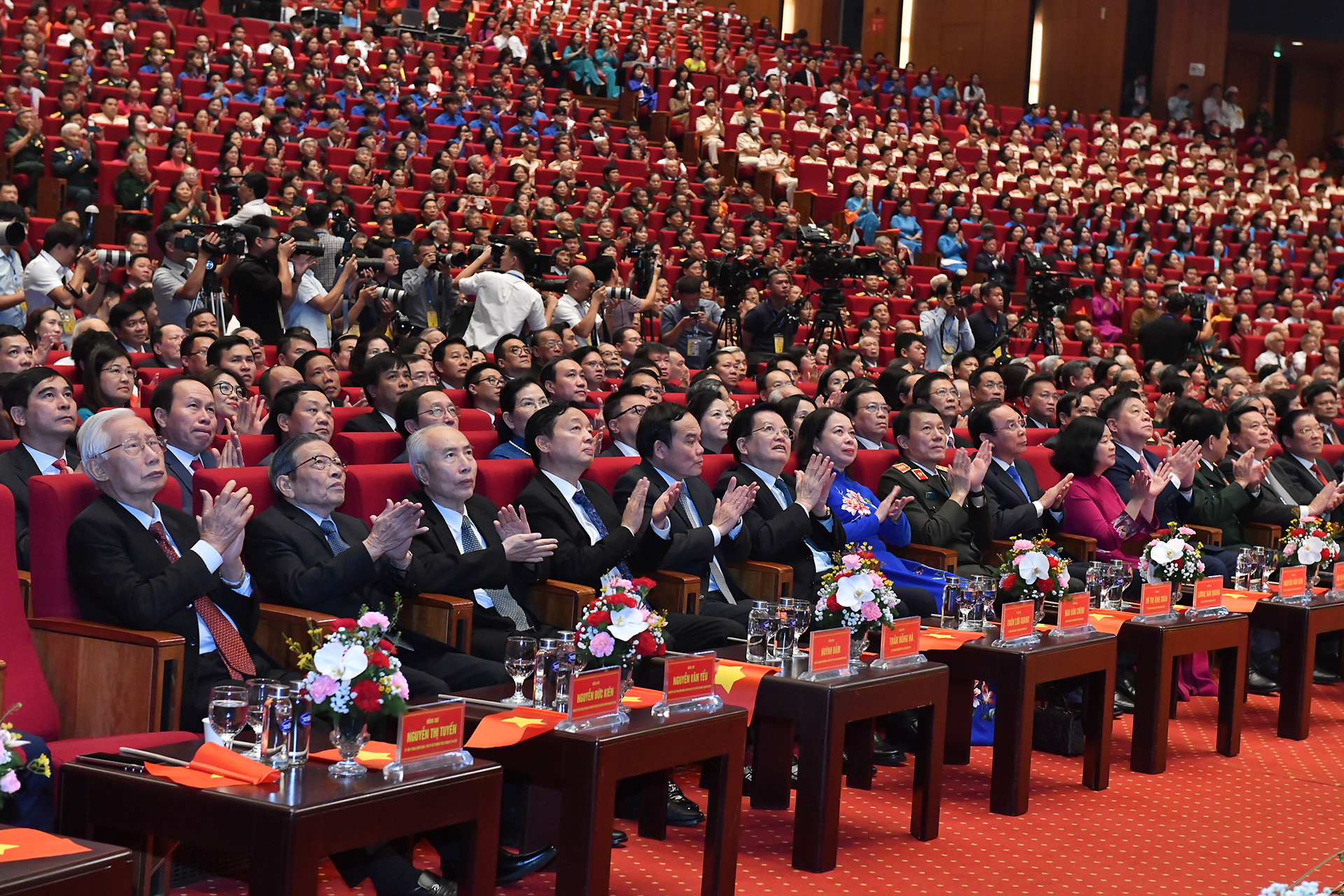 Các đồng chí lãnh đạo, nguyên lãnh đạo Đảng, Nhà nước và các đại biểu dự Lễ kỷ niệm.