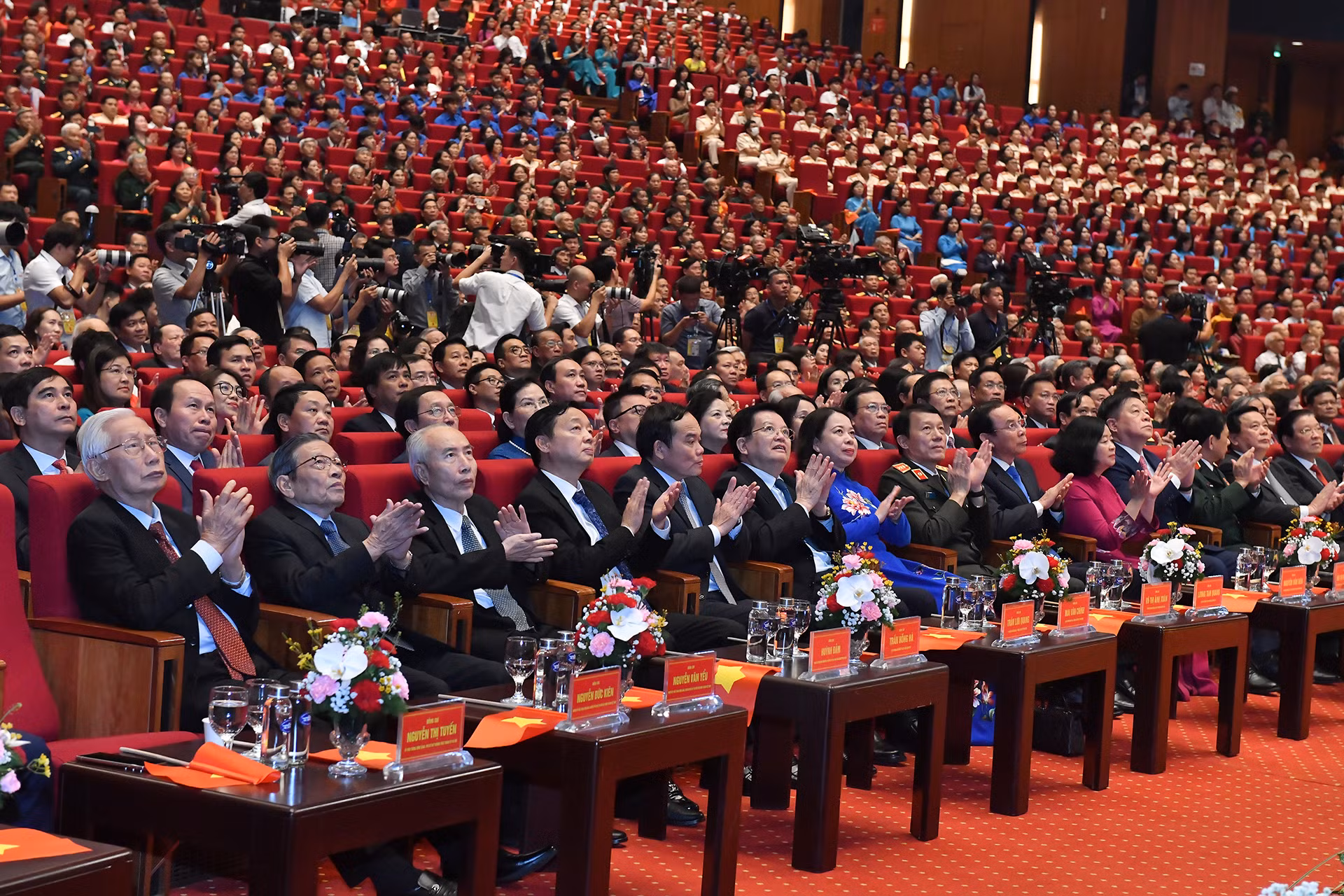 Các đồng chí lãnh đạo, nguyên lãnh đạo Đảng, Nhà nước và các đại biểu dự Lễ kỷ niệm.