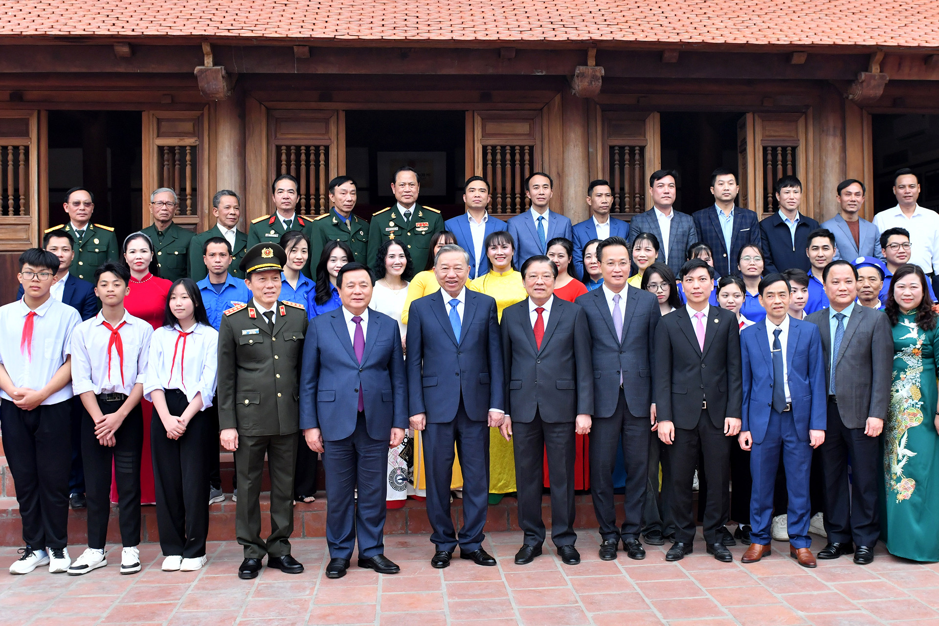 Tổng Bí thư Tô Lâm và Đoàn công tác của Trung ương với người dân tại Nhà Tưởng niệm bà Hoàng Thị Loan.