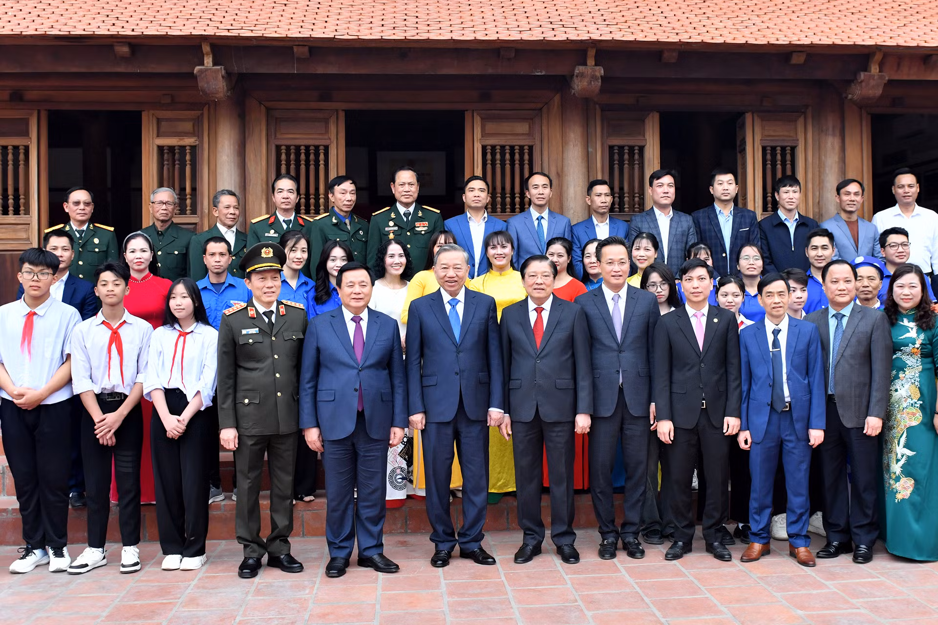 Tổng Bí thư Tô Lâm và Đoàn công tác của Trung ương với người dân tại Nhà Tưởng niệm bà Hoàng Thị Loan.