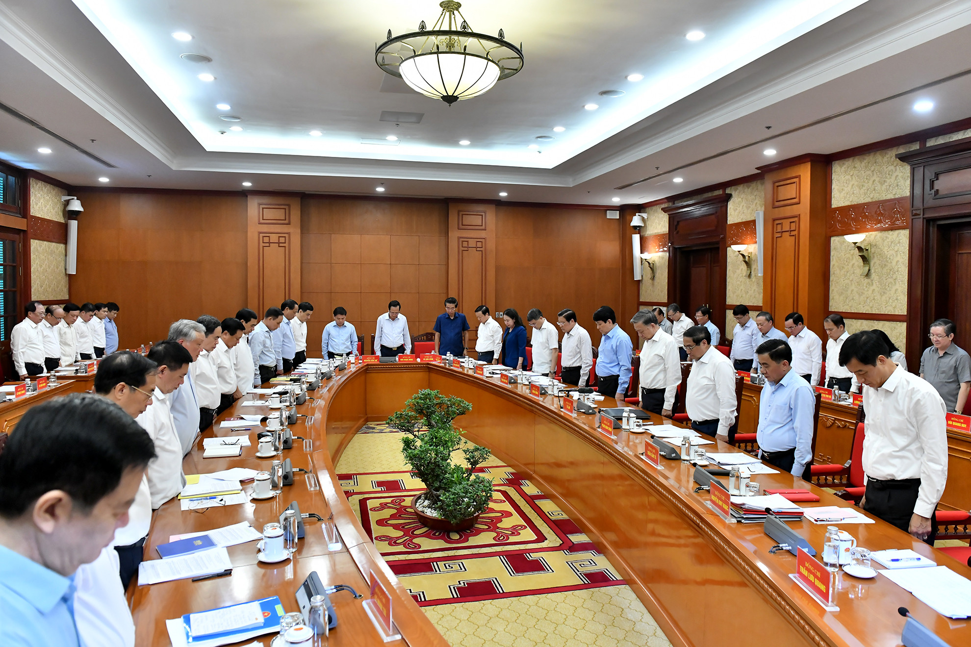 Các đồng chí lãnh đạo Đảng, Nhà nước và các đại biểu dành một phút mặc niệm cố Tổng Bí thư Nguyễn Phú Trọng.