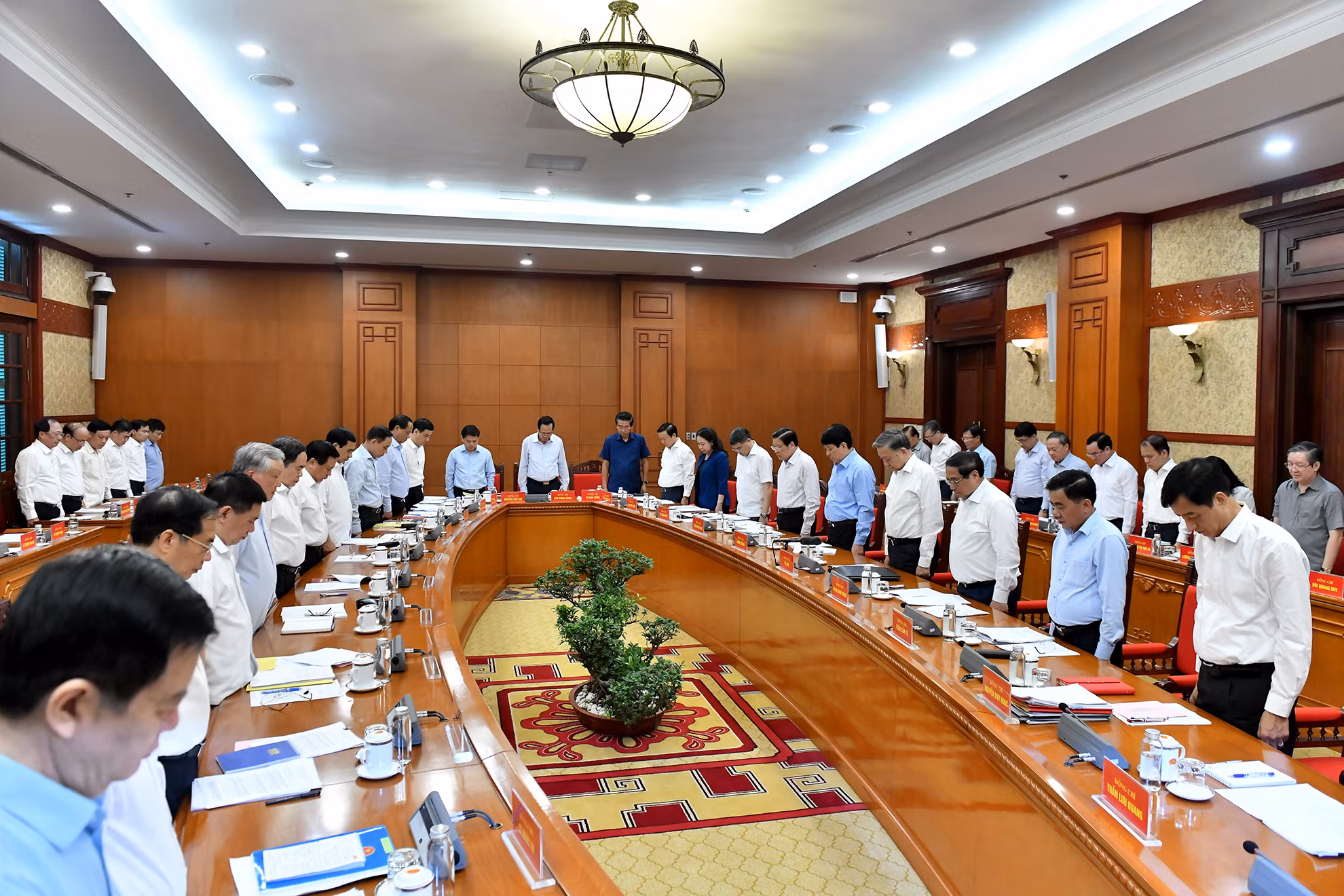 Các đồng chí lãnh đạo Đảng, Nhà nước và các đại biểu dành một phút mặc niệm cố Tổng Bí thư Nguyễn Phú Trọng.