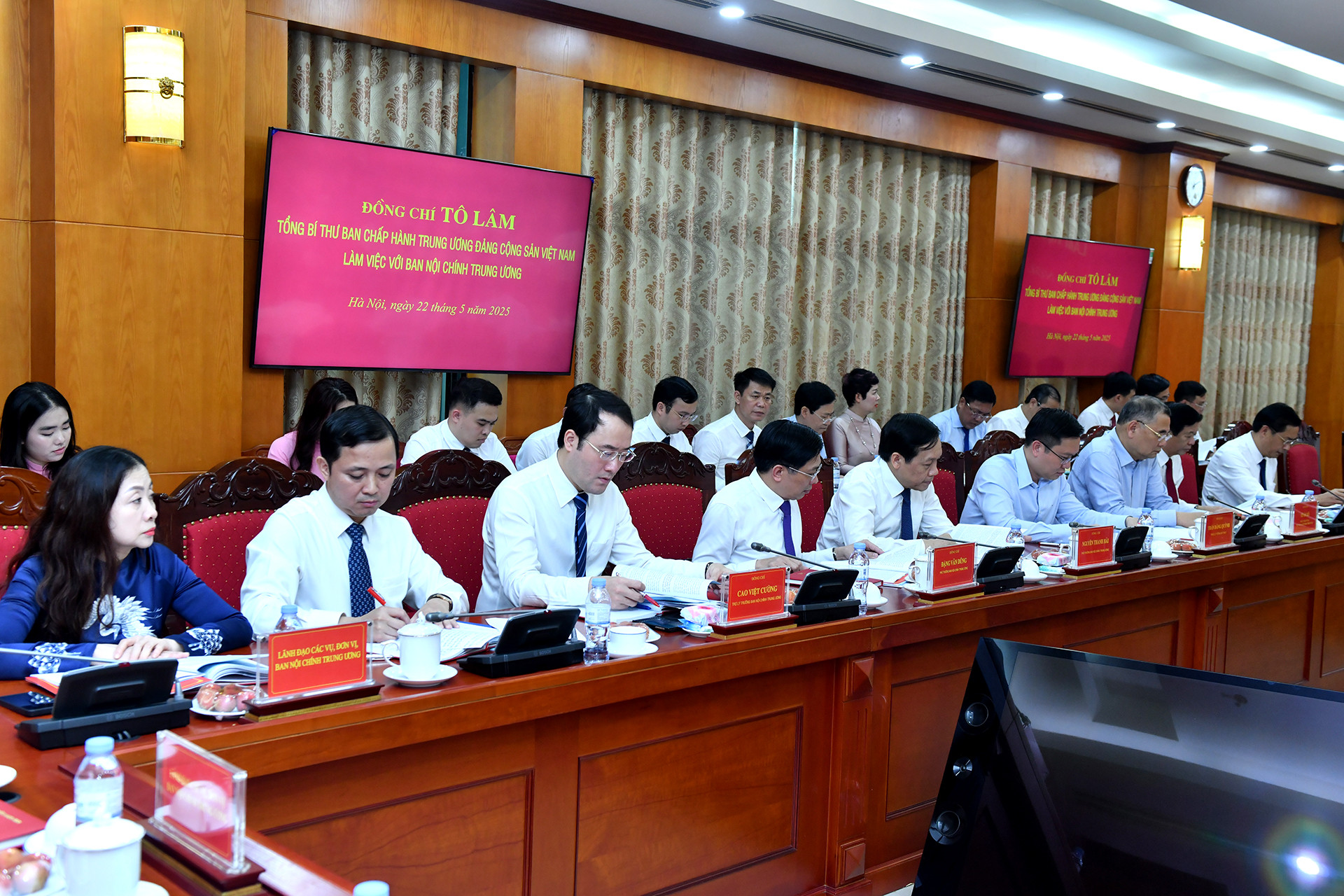 Các đại biểu tham dự buổi làm việc.