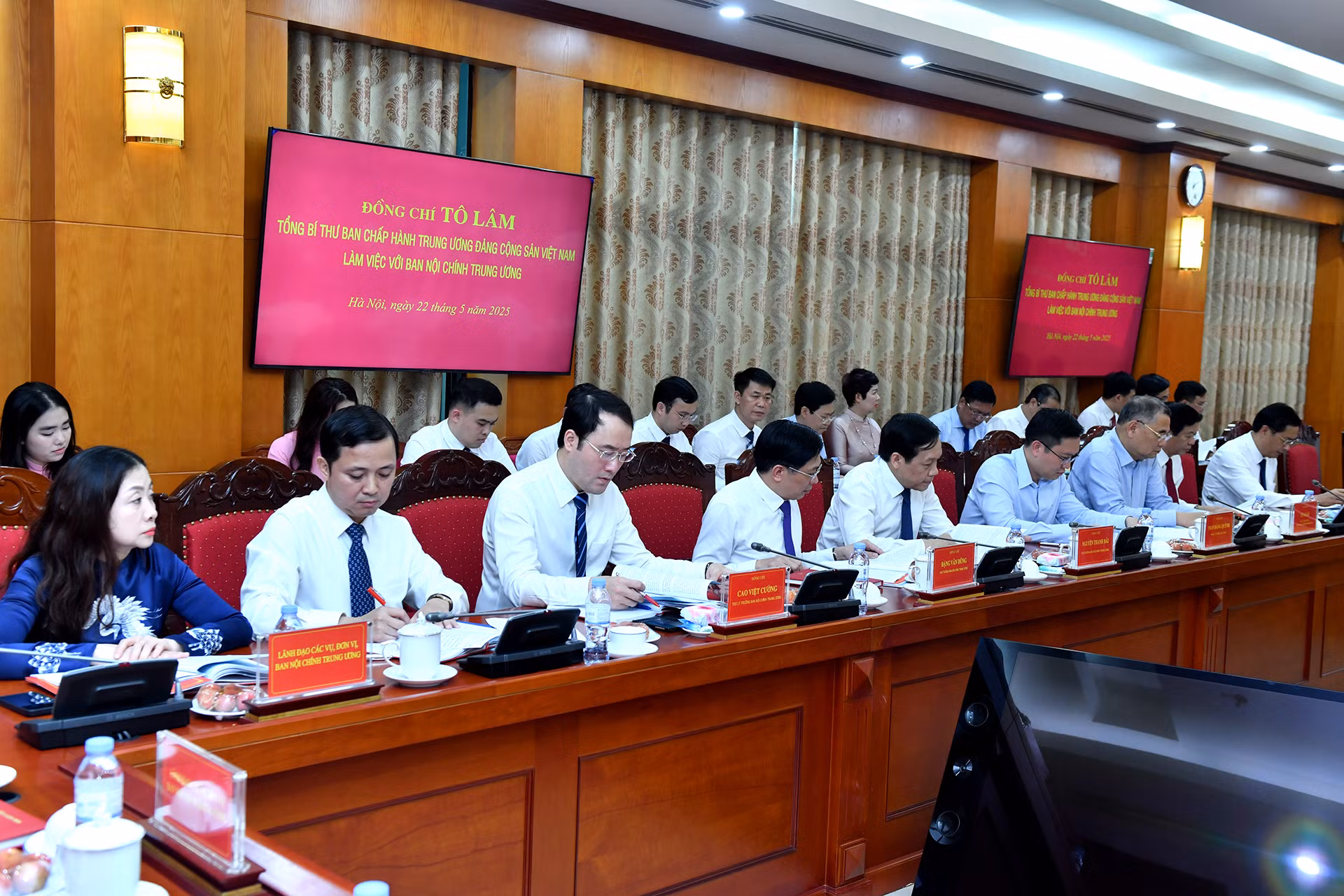 Các đại biểu tham dự buổi làm việc.