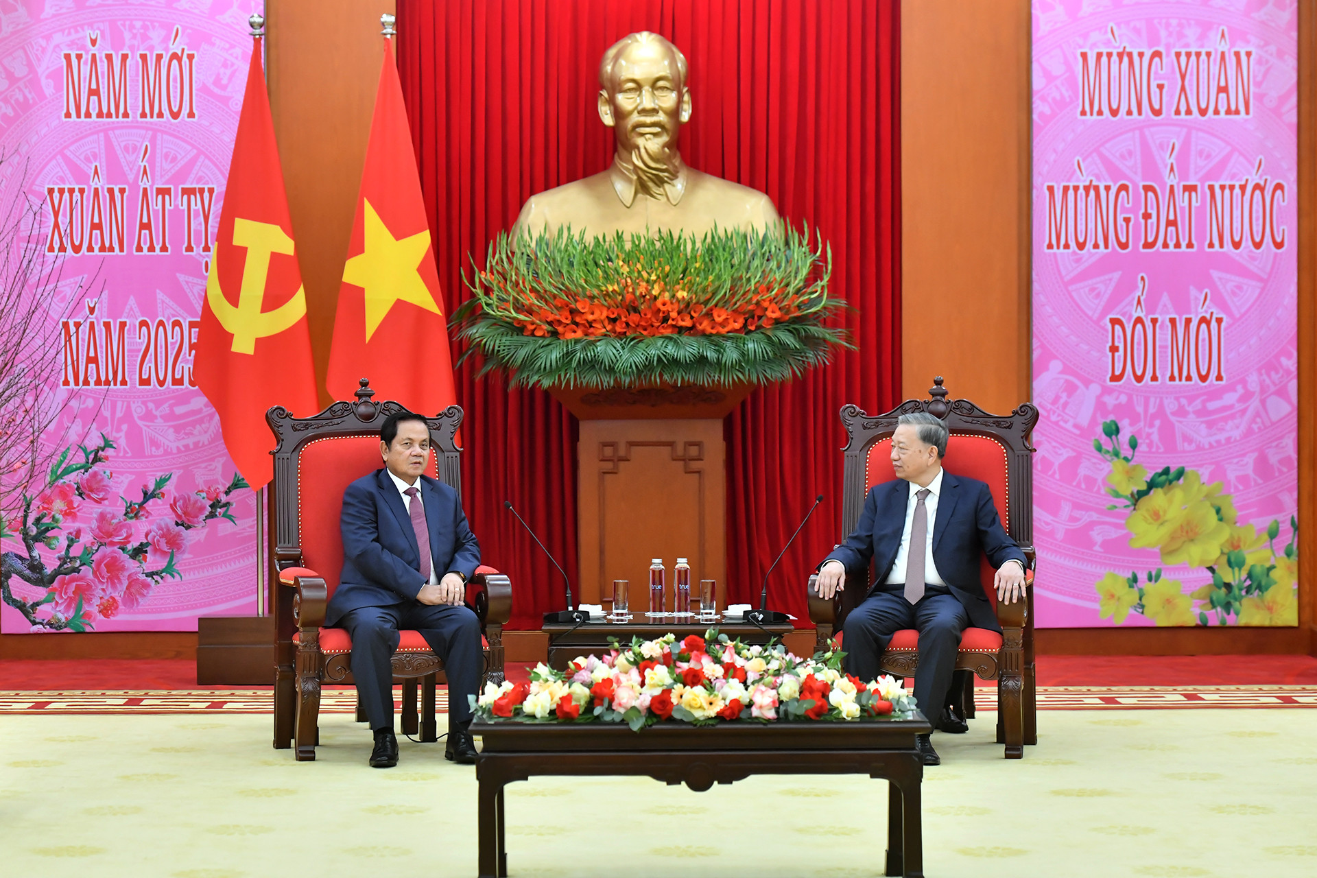 [Ảnh] Tổng Bí thư Tô Lâm tiếp Đoàn đại biểu cấp cao Đảng Nhân dân Campuchia ảnh 1