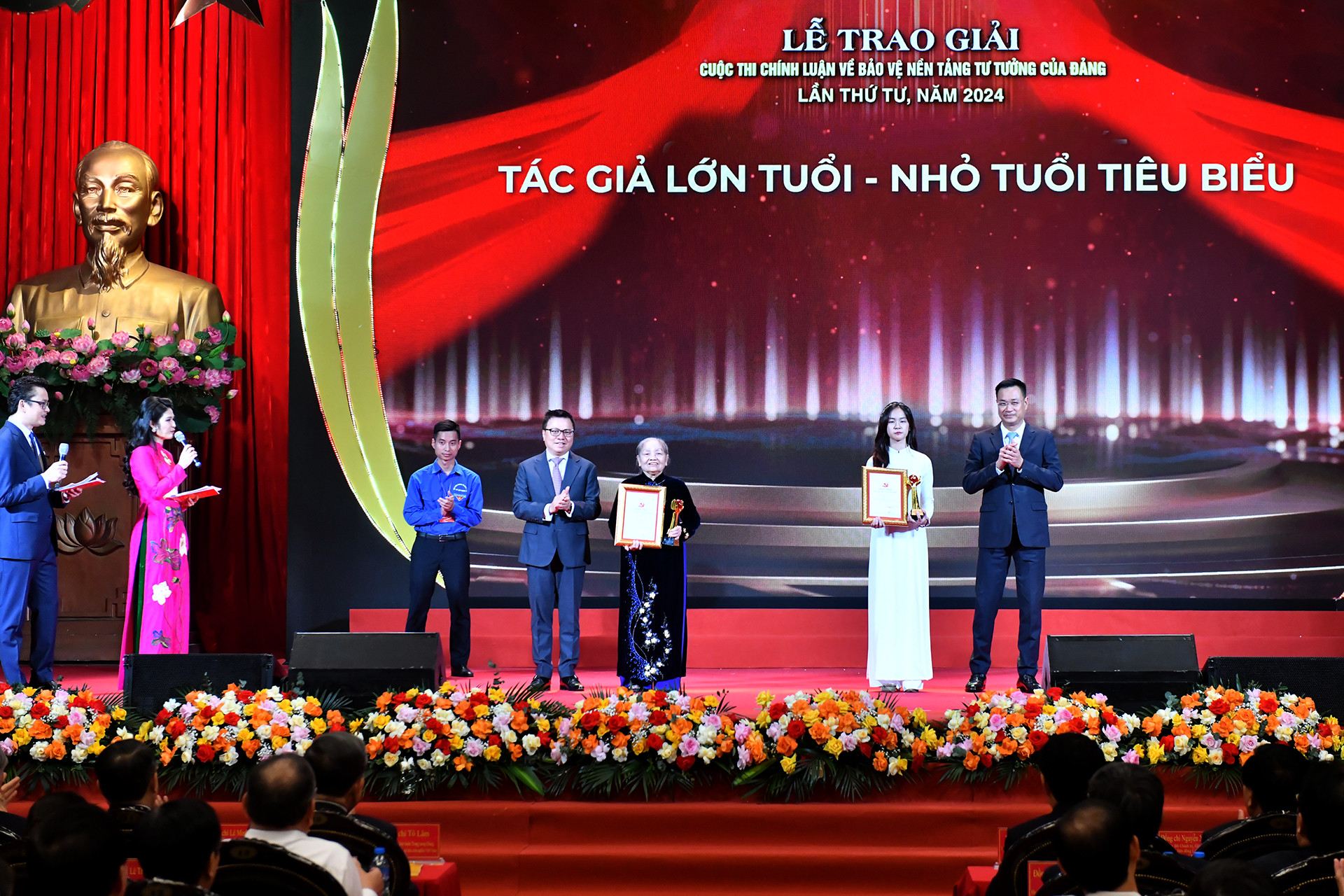 Ban tổ chức trao giải tặng tác giả cao tuổi tiêu biểu và tác giả nhỏ tuổi tiêu biểu. Ban tổ chức trao giải tặng tác giả cao tuổi tiêu biểu và tác giả nhỏ tuổi tiêu biểu.