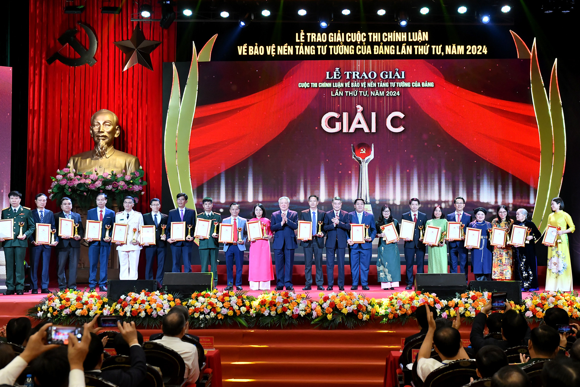 Đồng chí Nguyễn Hòa Bình, Ủy viên Bộ Chính trị, Bí thư Trung ương Đảng, Phó Thủ tướng Thường trực Chính phủ và đồng chí Lê Minh Hưng, Ủy viên Bộ Chính trị, Bí thư Trung ương Đảng, Trưởng Ban Tổ chức Trung ương, trao giải C tặng các tác giả, nhóm tác giả đoạt giải. Đồng chí Nguyễn Hòa Bình, Ủy viên Bộ Chính trị, Bí thư Trung ương Đảng, Phó Thủ tướng Thường trực Chính phủ và đồng chí Lê Minh Hưng, Ủy viên Bộ Chính trị, Bí thư Trung ương Đảng, Trưởng Ban Tổ chức Trung ương, trao giải C tặng các tác giả, nhóm tác giả đoạt giải.