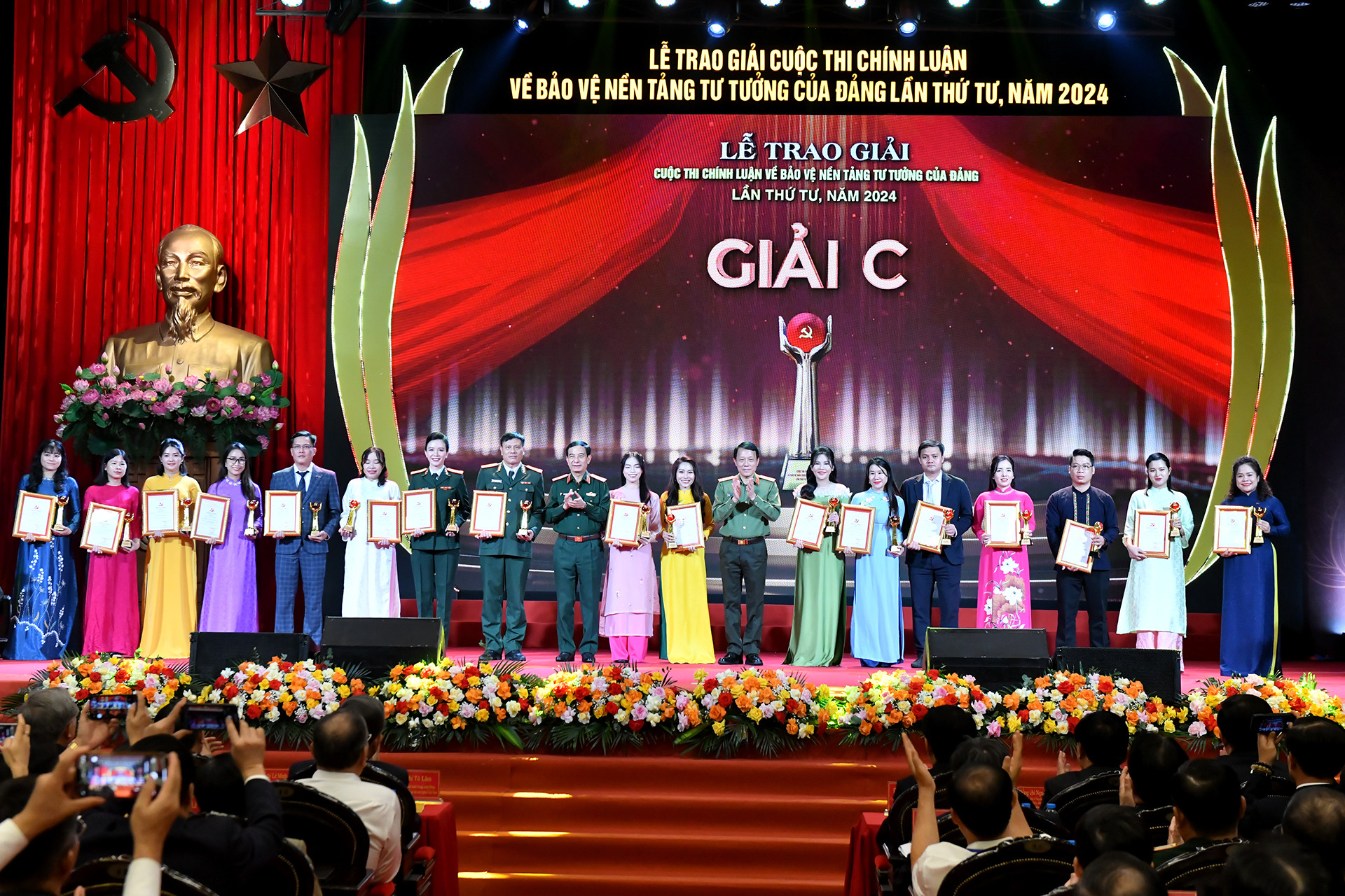 Đại tướng Phan Văn Giang, Ủy viên Bộ Chính trị, Bộ trưởng Quốc phòng và Đại tướng Lương Tam Quang, Ủy viên Bộ Chính trị, Bộ trưởng Công an trao giải C tặng các tác giả, nhóm tác giả đoạt giải. Đại tướng Phan Văn Giang, Ủy viên Bộ Chính trị, Bộ trưởng Quốc phòng và Đại tướng Lương Tam Quang, Ủy viên Bộ Chính trị, Bộ trưởng Công an trao giải C tặng các tác giả, nhóm tác giả đoạt giải.