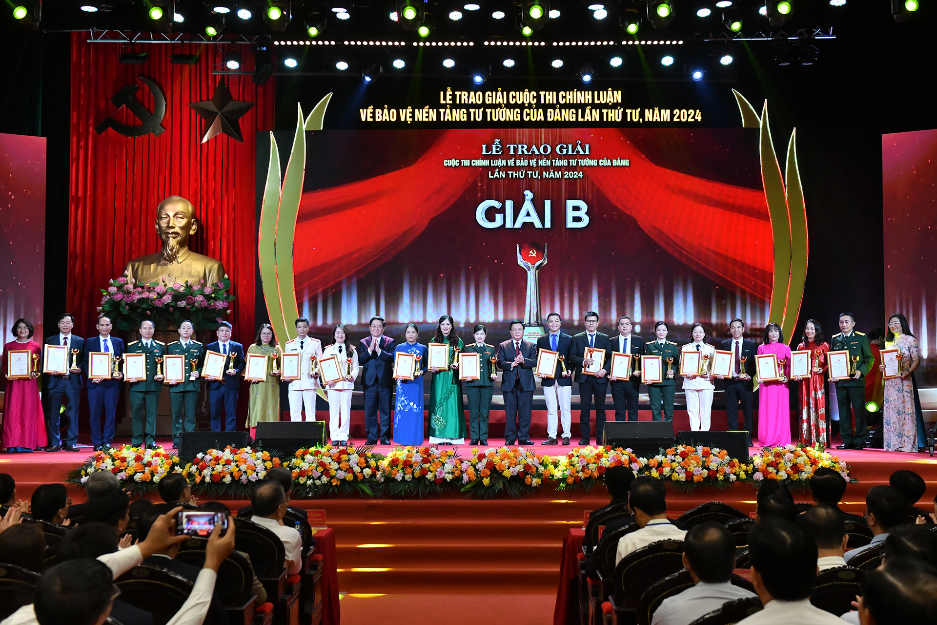 Đồng chí Nguyễn Xuân Thắng, Ủy viên Bộ Chính trị, Giám đốc Học viện Chính trị Quốc gia Hồ Chí Minh, Chủ tịch Hội đồng Lý luận Trung ương, Phó Trưởng Ban Chỉ đạo 35 Trung ương, Trưởng Ban Chỉ đạo Cuộc thi và đồng chí Nguyễn Trọng Nghĩa, Ủy viên Bộ Chính trị, Bí thư Trung ương Đảng, Trưởng Ban Tuyên giáo Trung ương, Phó Trưởng Ban Chỉ đạo 35 Trung ương trao giải B tặng các tác giả, nhóm tác giả đoạt giải. Đồng chí Nguyễn Xuân Thắng, Ủy viên Bộ Chính trị, Giám đốc Học viện Chính trị Quốc gia Hồ Chí Minh, Chủ tịch Hội đồng Lý luận Trung ương, Phó Trưởng Ban Chỉ đạo 35 Trung ương, Trưởng Ban Chỉ đạo Cuộc thi và đồng chí Nguyễn Trọng Nghĩa, Ủy viên Bộ Chính trị, Bí thư Trung ương Đảng, Trưởng Ban Tuyên giáo Trung ương, Phó Trưởng Ban Chỉ đạo 35 Trung ương trao giải B tặng các tác giả, nhóm tác giả đoạt giải.