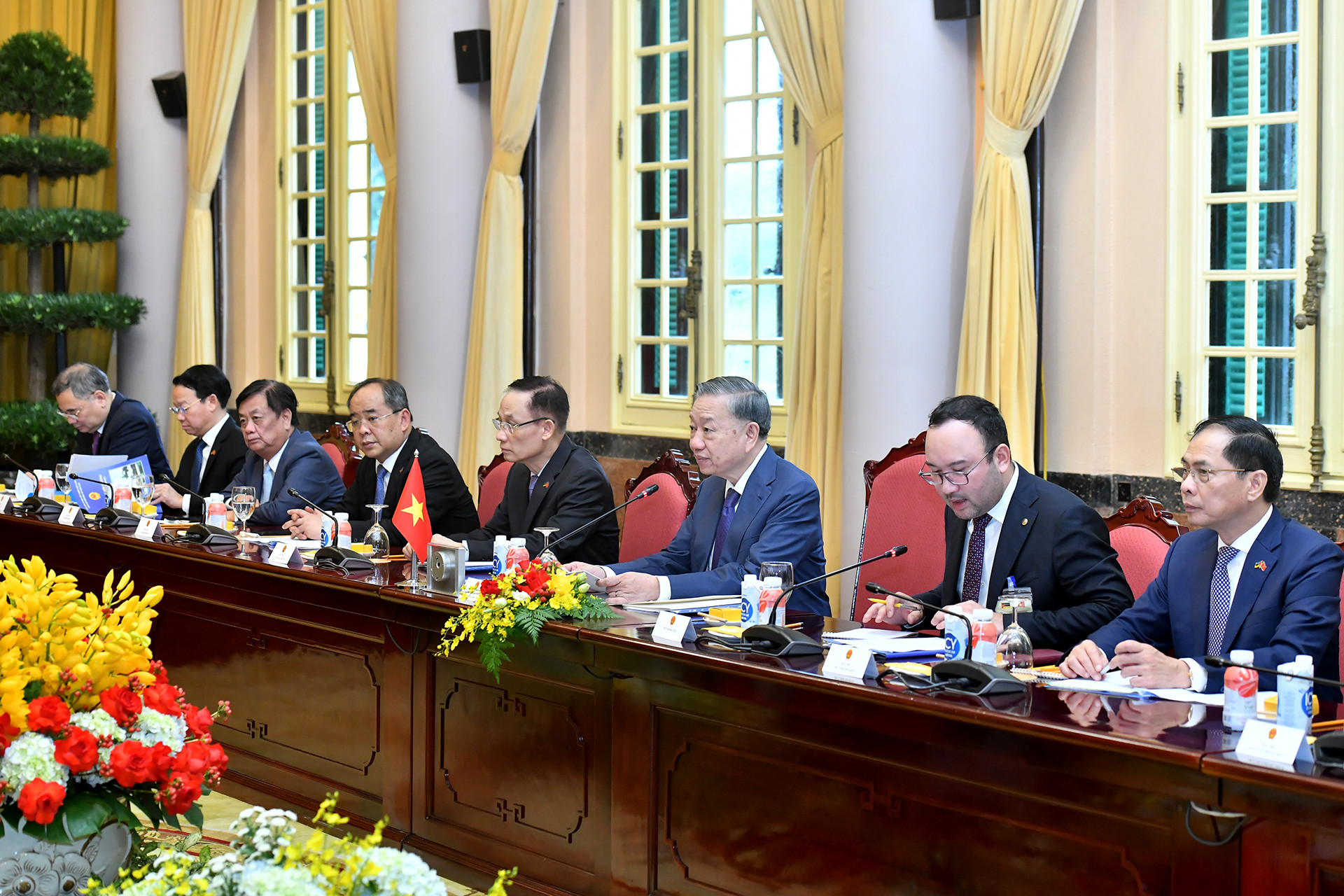 Tổng Bí thư, Chủ tịch nước Tô Lâm và các thành viên Đoàn Việt Nam tham dự hội đàm. Tổng Bí thư, Chủ tịch nước Tô Lâm và các thành viên Đoàn Việt Nam tham dự hội đàm.