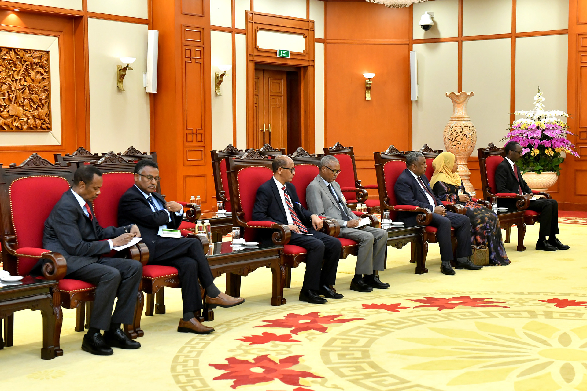 Các đại biểu tháp tùng Thủ tướng Ethiopia Abiy Ahmed Ali tham dự buổi tiếp.