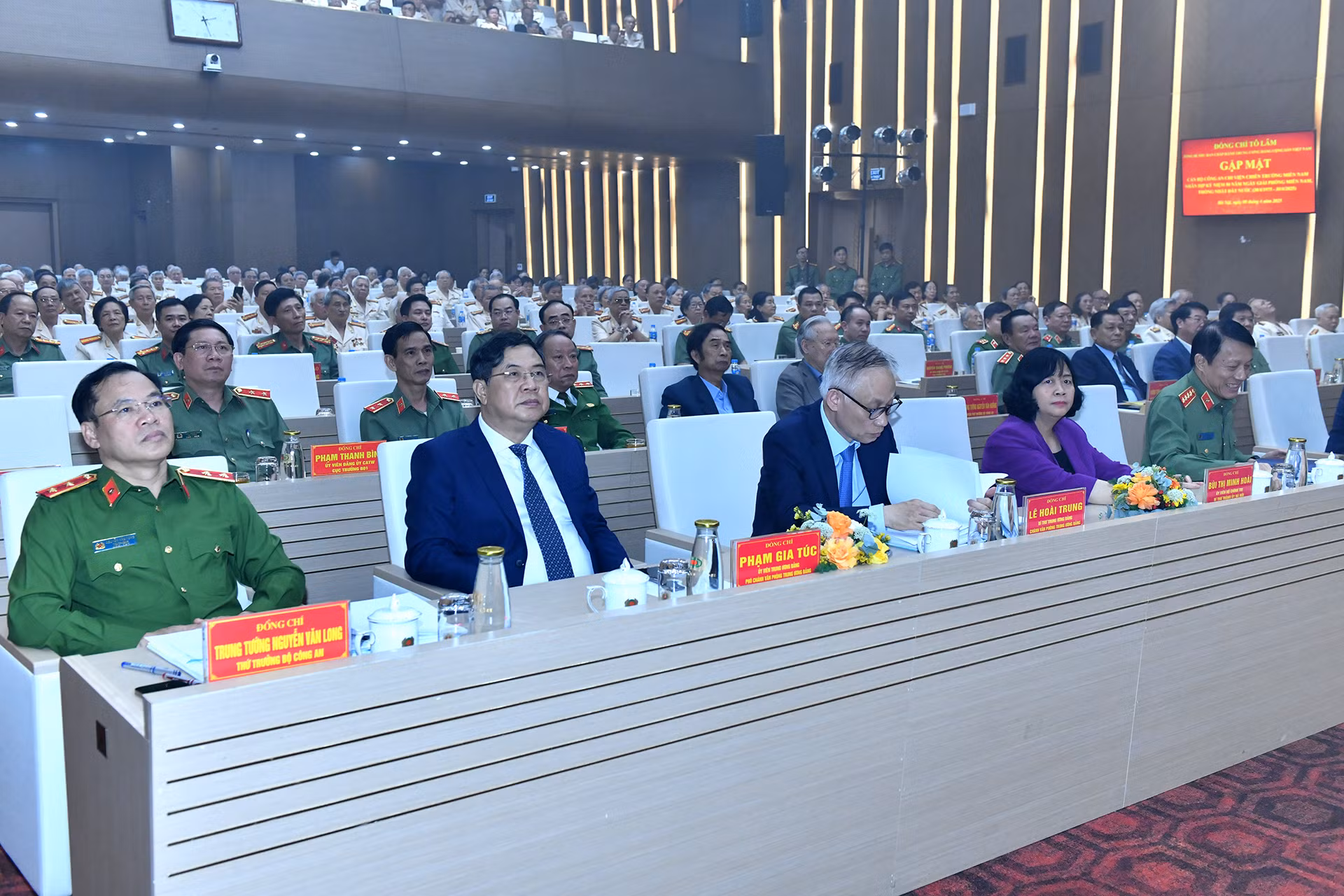 Các đại biểu tham dự buổi gặp mặt.