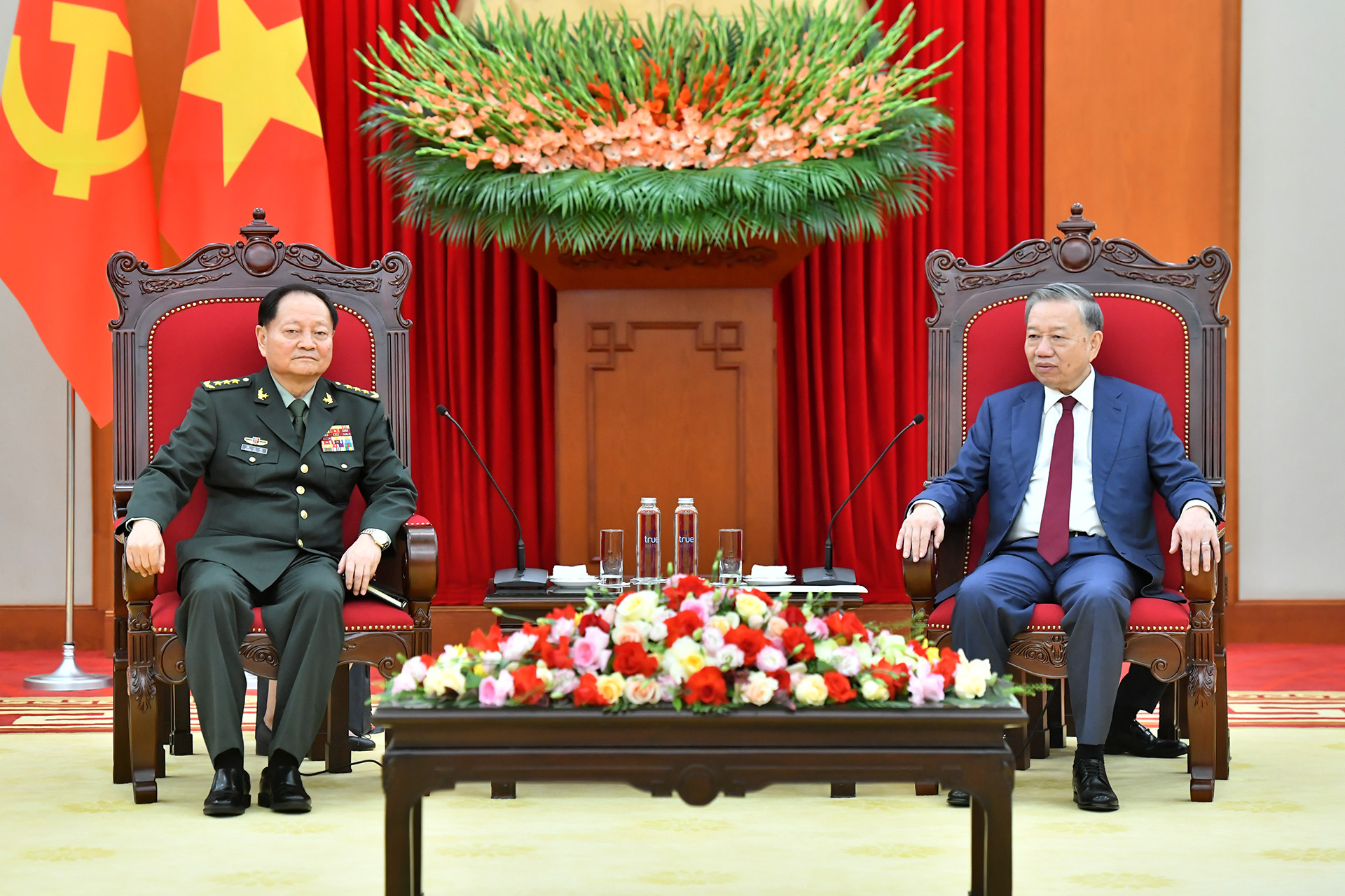 Tổng Bí thư Tô Lâm với Thượng tướng Trương Hựu Hiệp, Phó Chủ tịch Quân ủy Trung ương Trung Quốc.