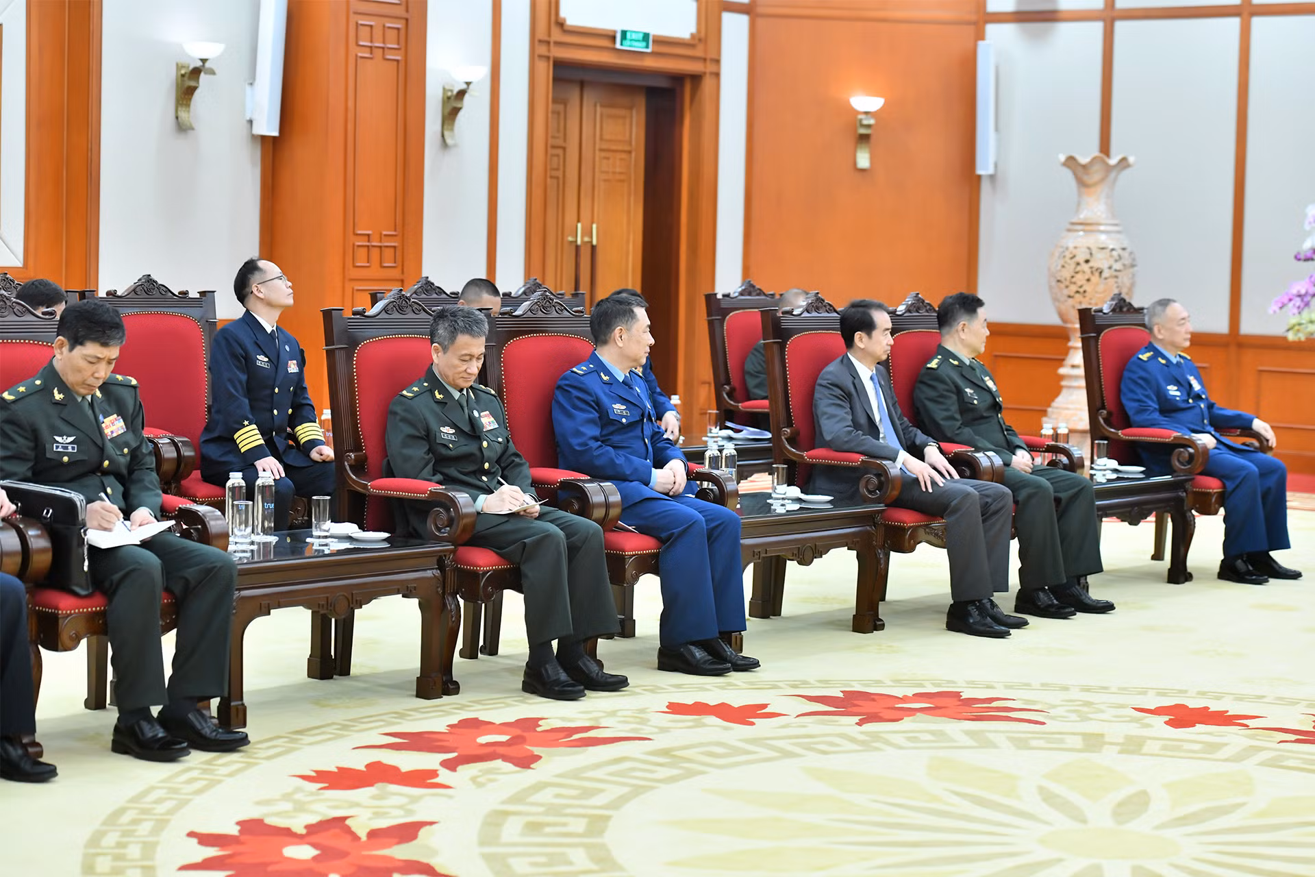 Các đại biểu Trung Quốc tham dự buổi tiếp.