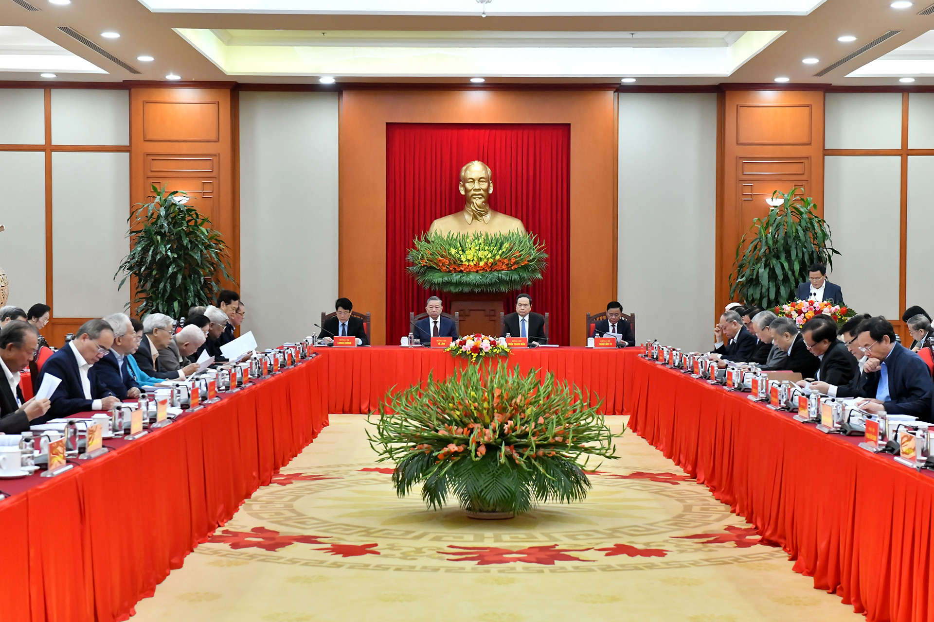 Bộ Chính trị, Ban Bí thư tổ chức hội nghị các đồng chí nguyên lãnh đạo Đảng, Nhà nước góp ý kiến vào các dự thảo văn kiện trình Đại hội XIV của Đảng. Bộ Chính trị, Ban Bí thư tổ chức hội nghị các đồng chí nguyên lãnh đạo Đảng, Nhà nước góp ý kiến vào các dự thảo văn kiện trình Đại hội XIV của Đảng.