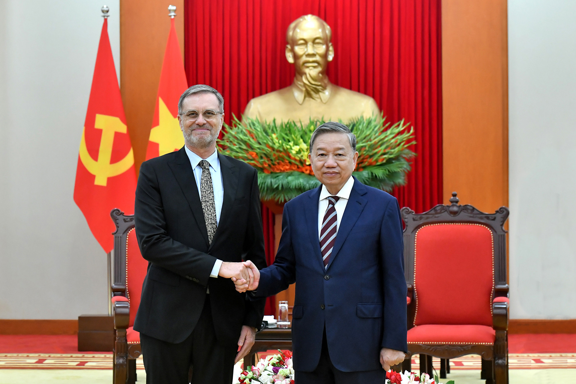 Tổng Bí thư Tô Lâm với Đại sứ Pháp tại Việt Nam Olivier Brochet.