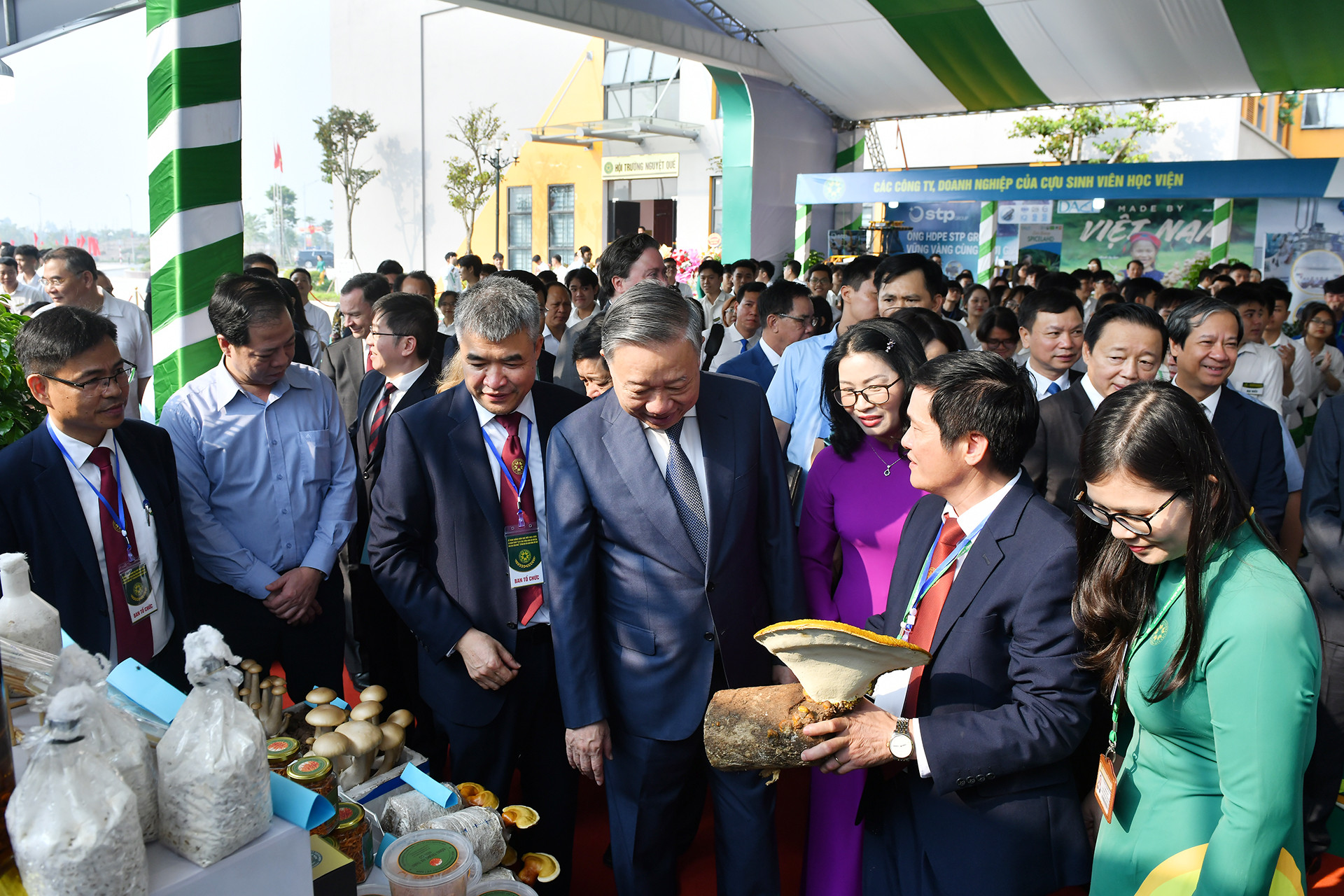 Tổng Bí thư, Chủ tịch nước Tô Lâm tham quan phòng các gian trưng bày sản phẩm của Học viện Nông nghiệp Việt Nam.