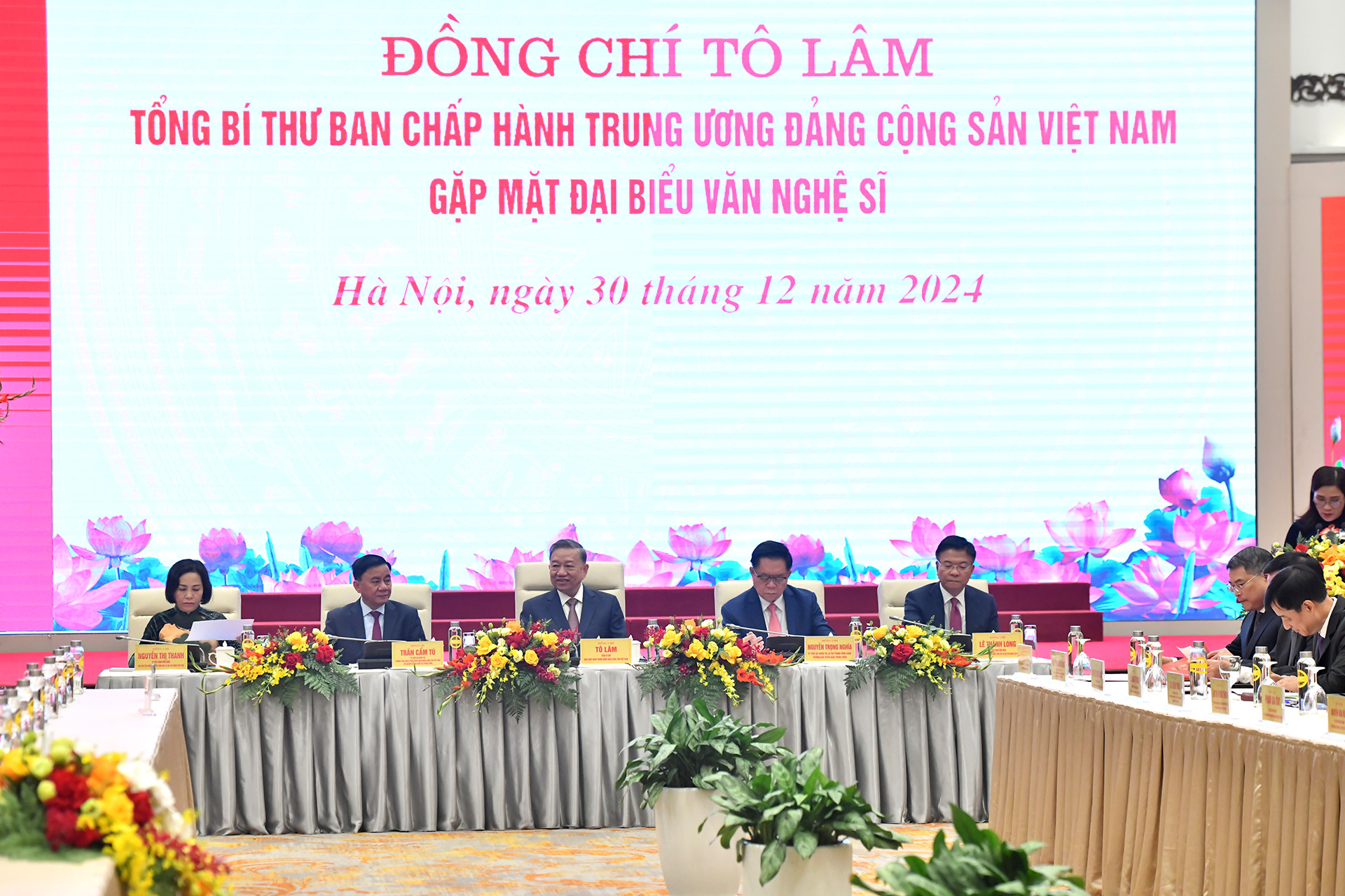 Tổng Bí thư Tô Lâm và các đồng chí lãnh đạo Đảng, Nhà nước dự hội nghị gặp mặt đại biểu văn nghệ sĩ.