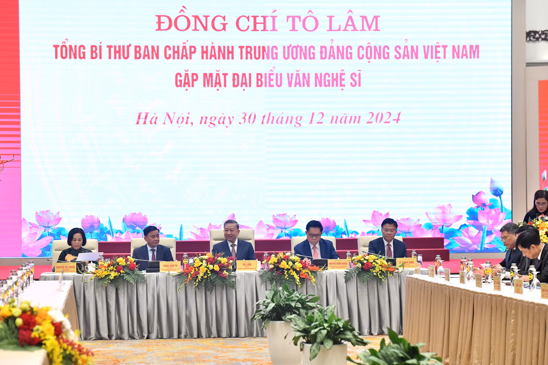 Tổng Bí thư Tô Lâm và các đồng chí lãnh đạo Đảng, Nhà nước dự hội nghị gặp mặt đại biểu văn nghệ sĩ.