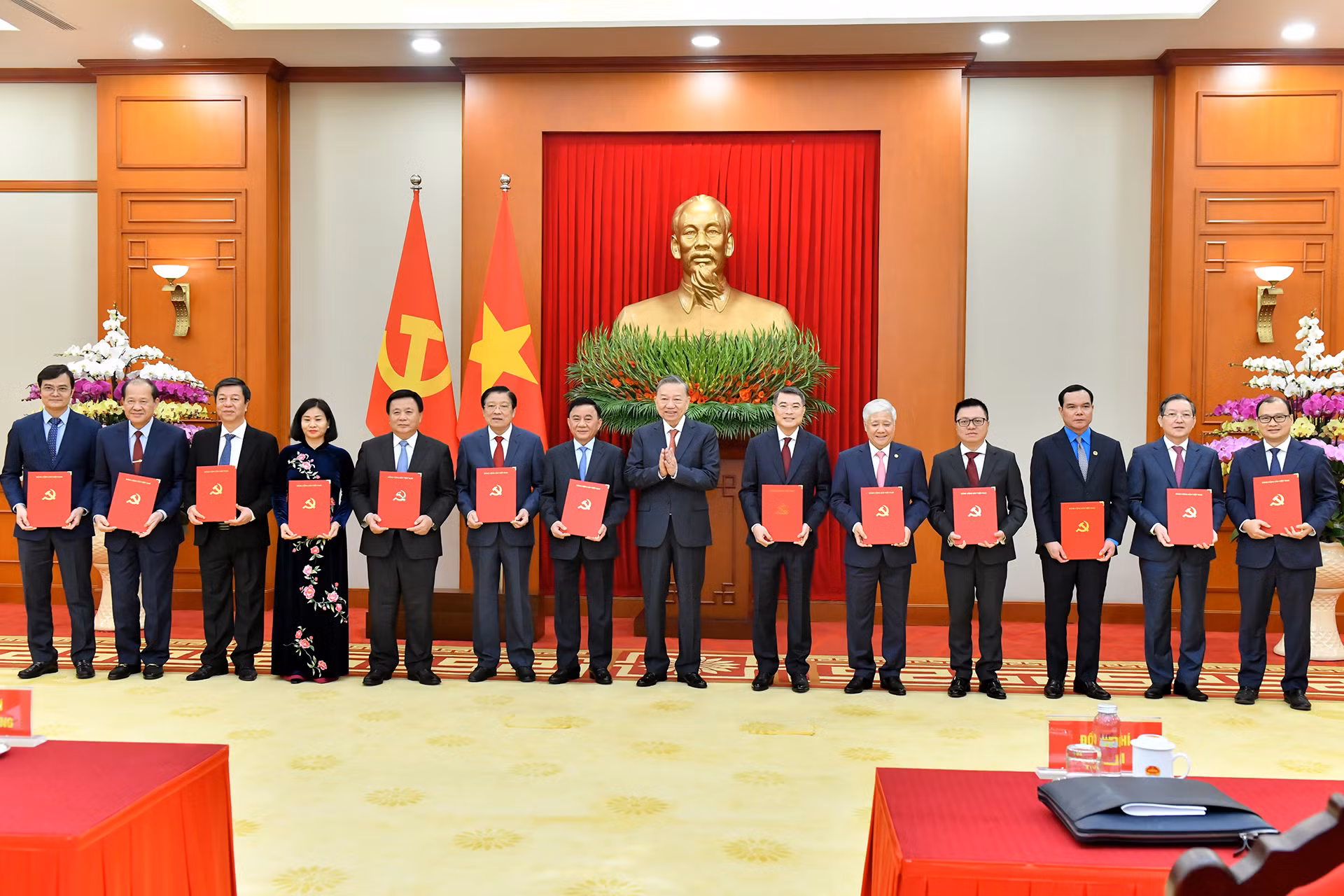 Tổng Bí thư Tô Lâm trao các quyết định về chức năng, nhiệm vụ của các cơ quan, đơn vị ở Trung ương.