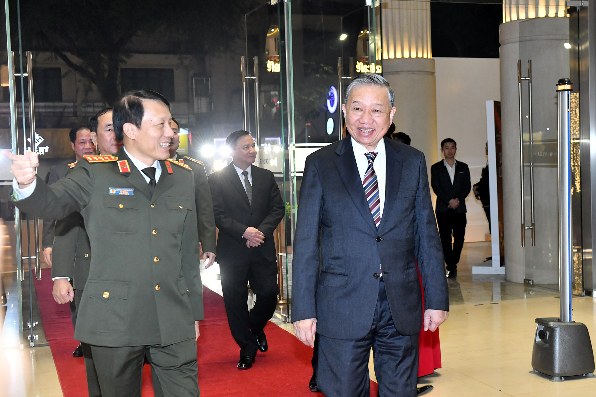 Tổng Bí thư Tô Lâm đến dự Chương trình gặp mặt những tấm gương tiêu biểu công an xã, thị trấn và lực lượng tham gia bảo vệ an ninh trật tự ở cơ sở với chủ đề “Sống trong lòng dân”.