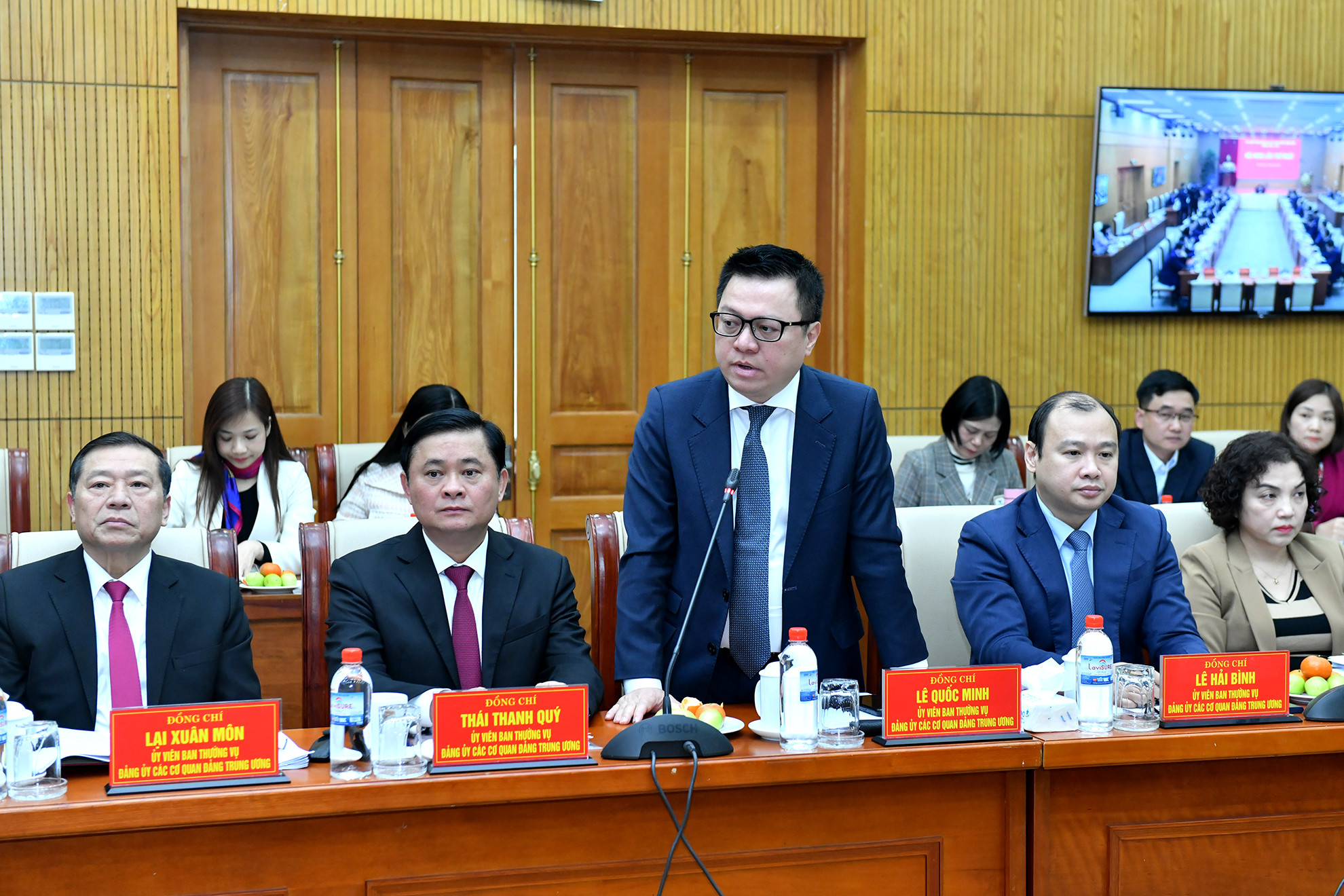Đồng chí Lê Quốc Minh, Ủy viên Ban Thường vụ Đảng ủy các cơ quan Đảng Trung ương, Bí thư Đảng ủy, Tổng Biên tập Báo Nhân Dân phát biểu tại hội nghị.