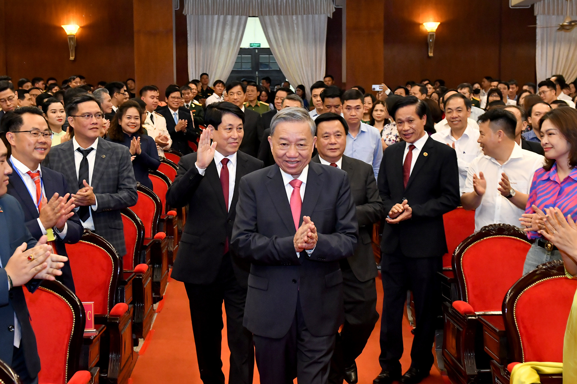 Tổng Bí thư, Chủ tịch nước Tô Lâm và các đồng chí lãnh đạo Đảng, Nhà nước đến dự lễ trao giải. Tổng Bí thư, Chủ tịch nước Tô Lâm và các đồng chí lãnh đạo Đảng, Nhà nước đến dự lễ trao giải.