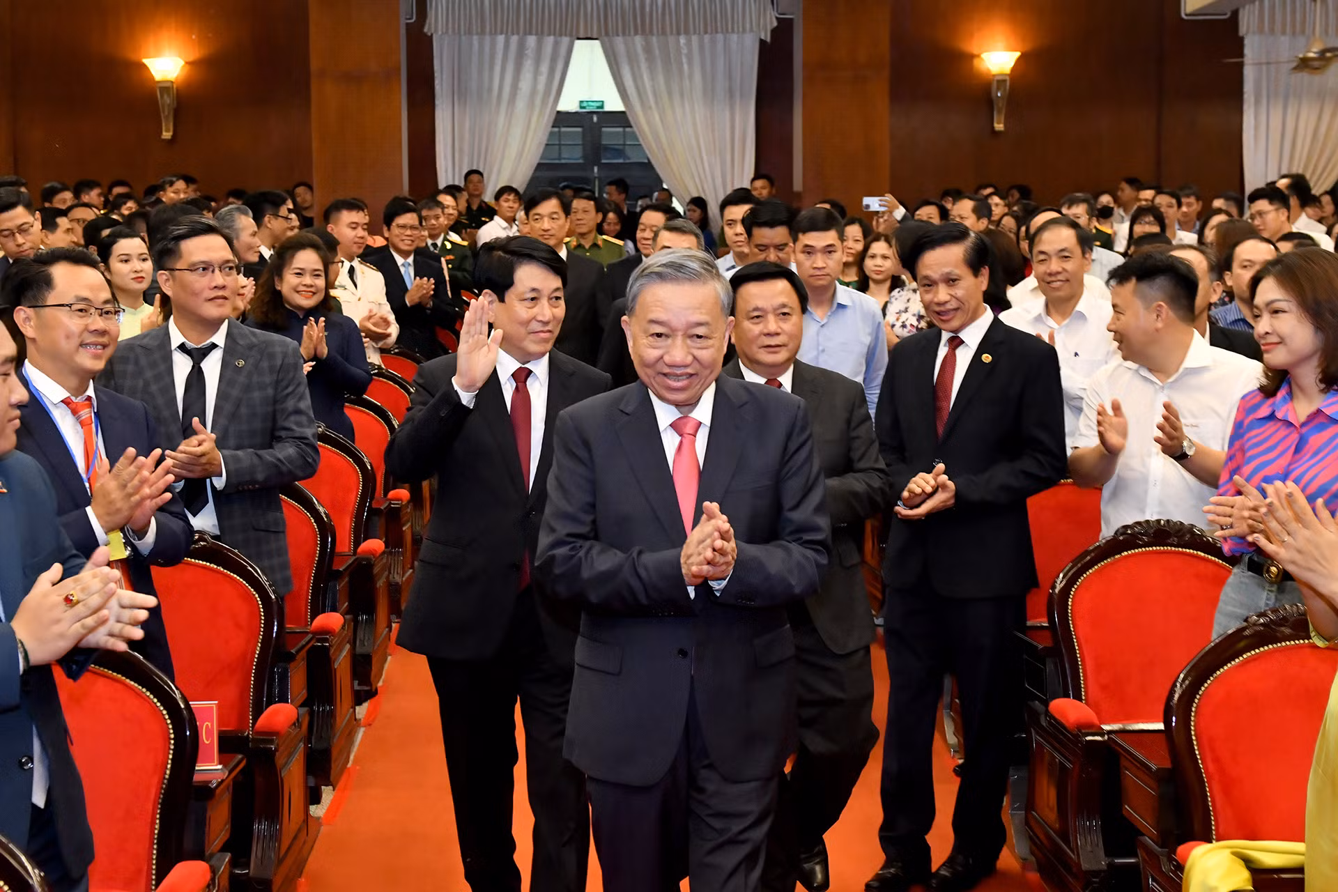 Tổng Bí thư, Chủ tịch nước Tô Lâm và các đồng chí lãnh đạo Đảng, Nhà nước đến dự lễ trao giải.