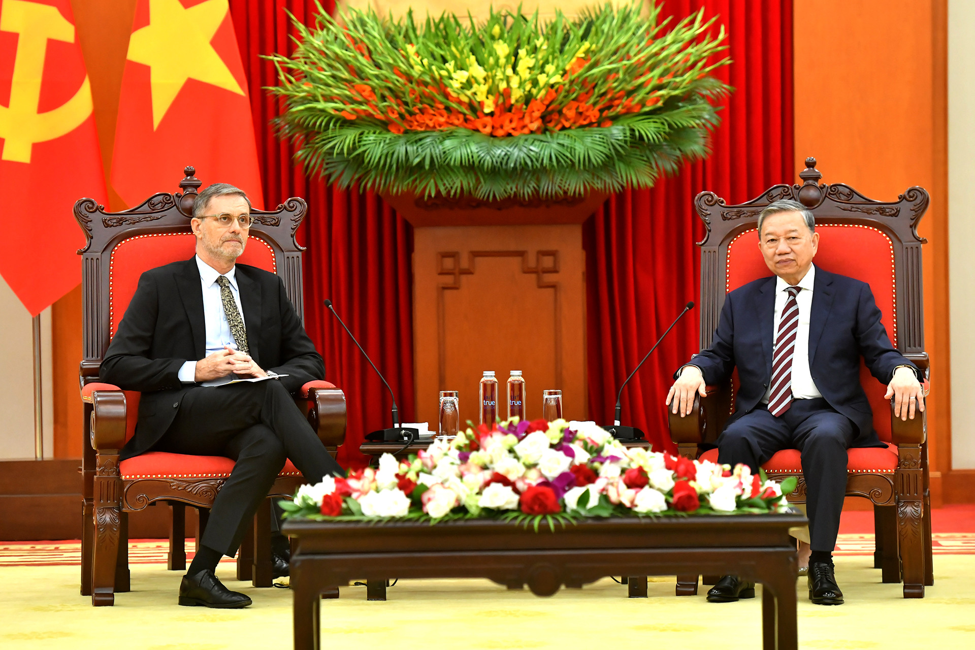 Tổng Bí thư Tô Lâm và Đại sứ Pháp tại Việt Nam Olivier Brochet.