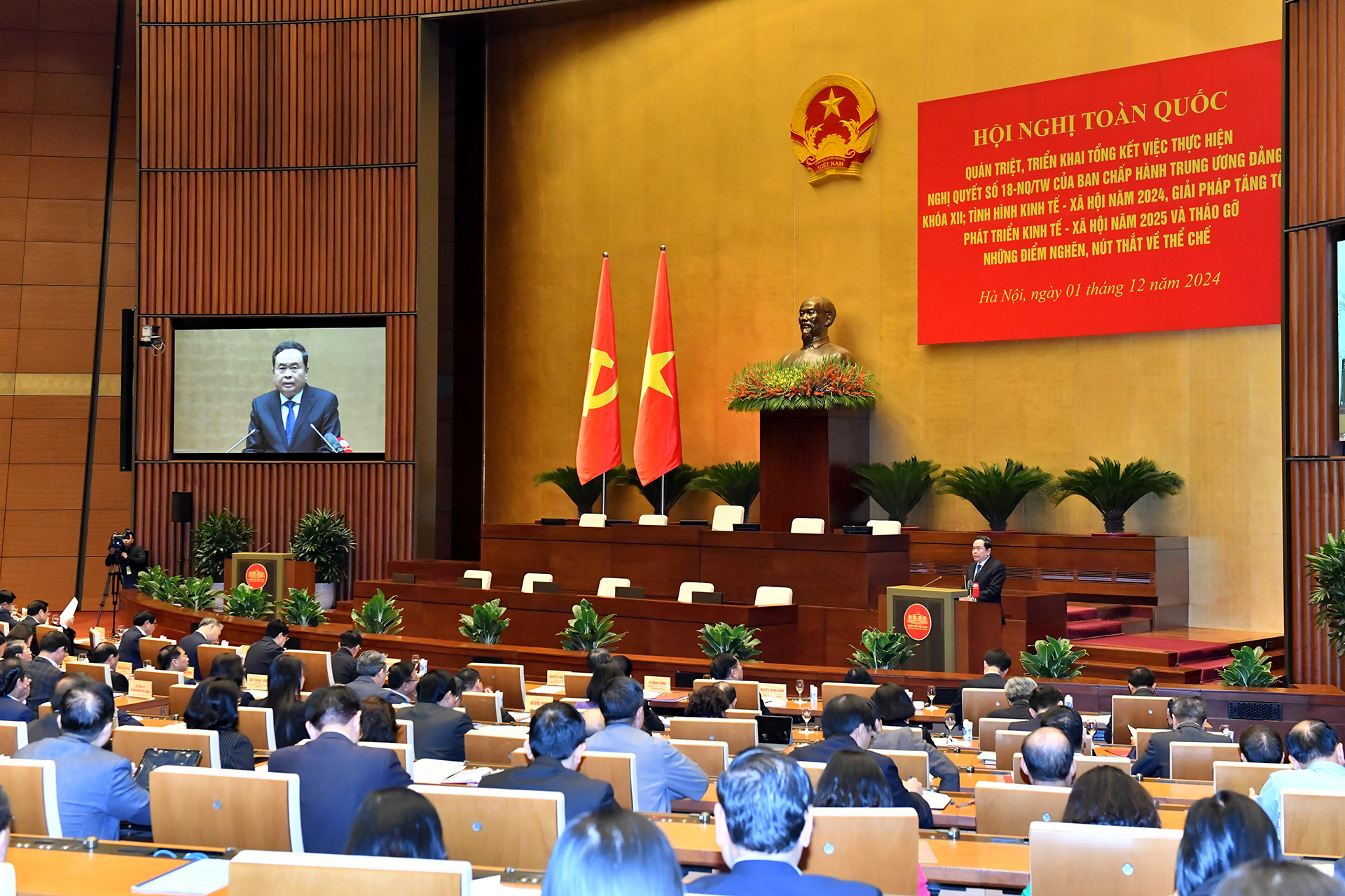 Đồng chí Trần Thanh Mẫn, Ủy viên Bộ Chính trị, Chủ tịch Quốc hội truyền đạt chuyên đề “Tháo gỡ những điểm nghẽn, nút thắt về thể chế”.