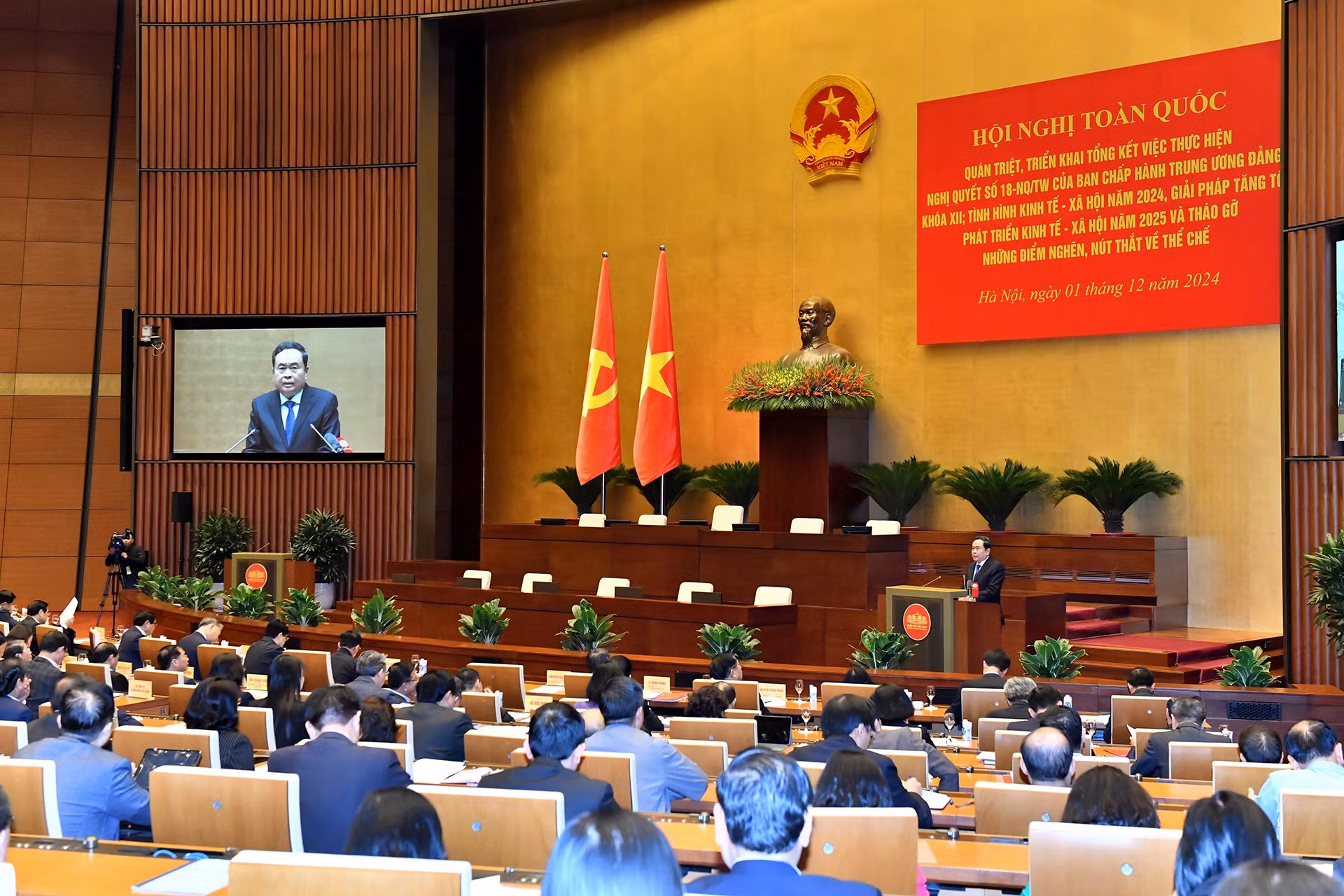 Đồng chí Trần Thanh Mẫn, Ủy viên Bộ Chính trị, Chủ tịch Quốc hội truyền đạt chuyên đề “Tháo gỡ những điểm nghẽn, nút thắt về thể chế”.