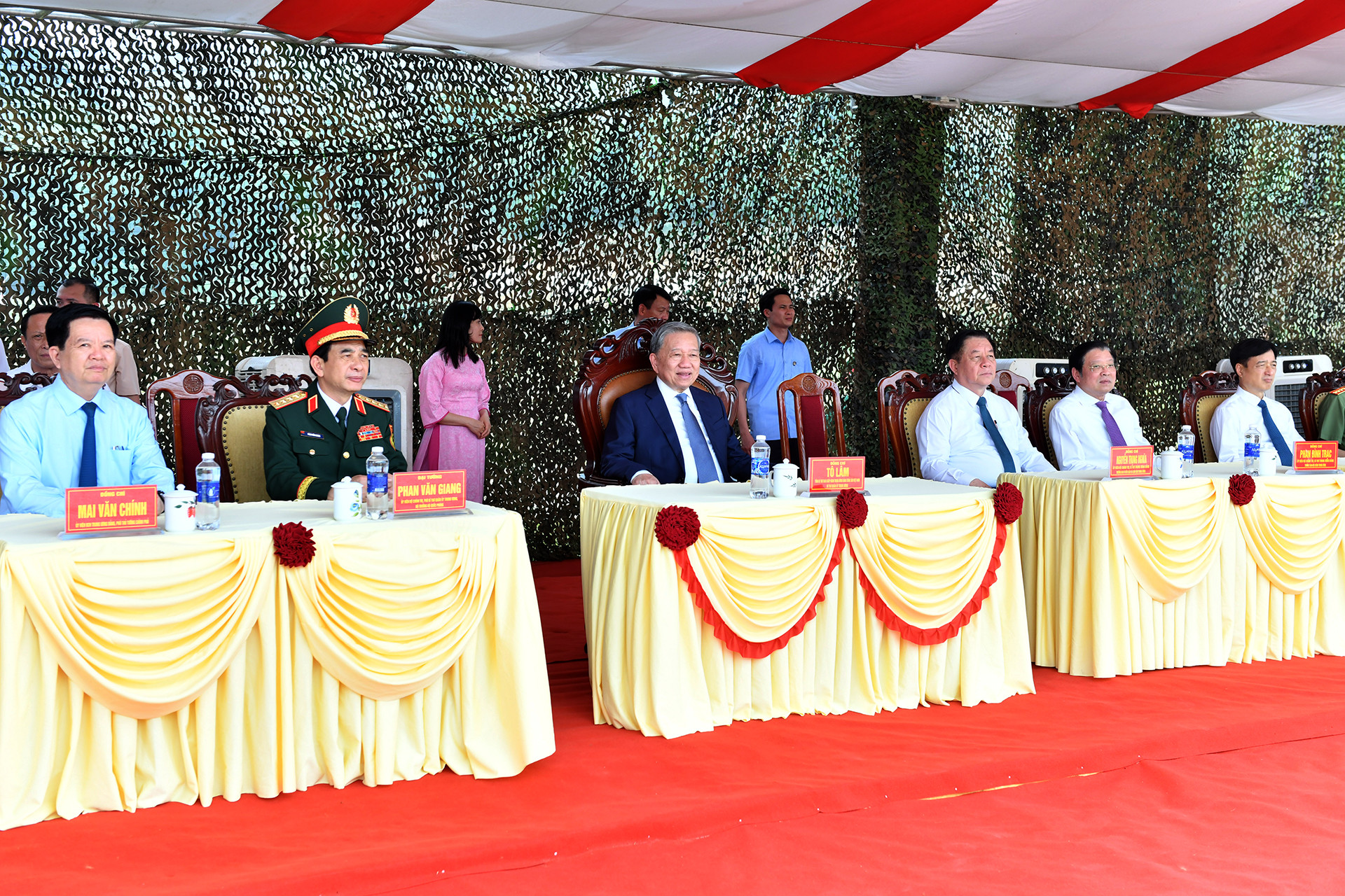 Tổng Bí thư Tô Lâm, Bí thư Quân ủy Trung ương kiểm tra công tác huấn luyện, sẵn sàng chiến đấu của Lữ đoàn Xe tăng 201.