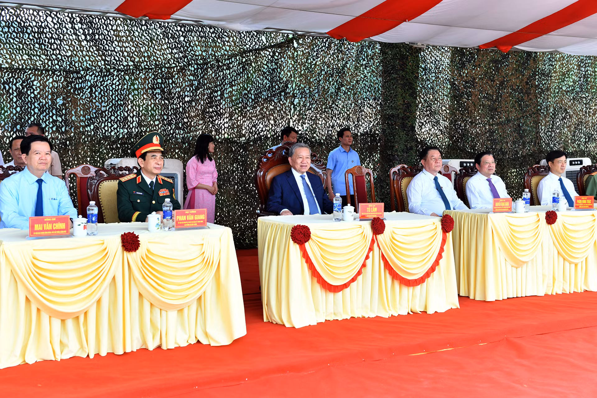 Tổng Bí thư Tô Lâm, Bí thư Quân ủy Trung ương kiểm tra công tác huấn luyện, sẵn sàng chiến đấu của Lữ đoàn Xe tăng 201. Tổng Bí thư Tô Lâm, Bí thư Quân ủy Trung ương kiểm tra công tác huấn luyện, sẵn sàng chiến đấu của Lữ đoàn Xe tăng 201.