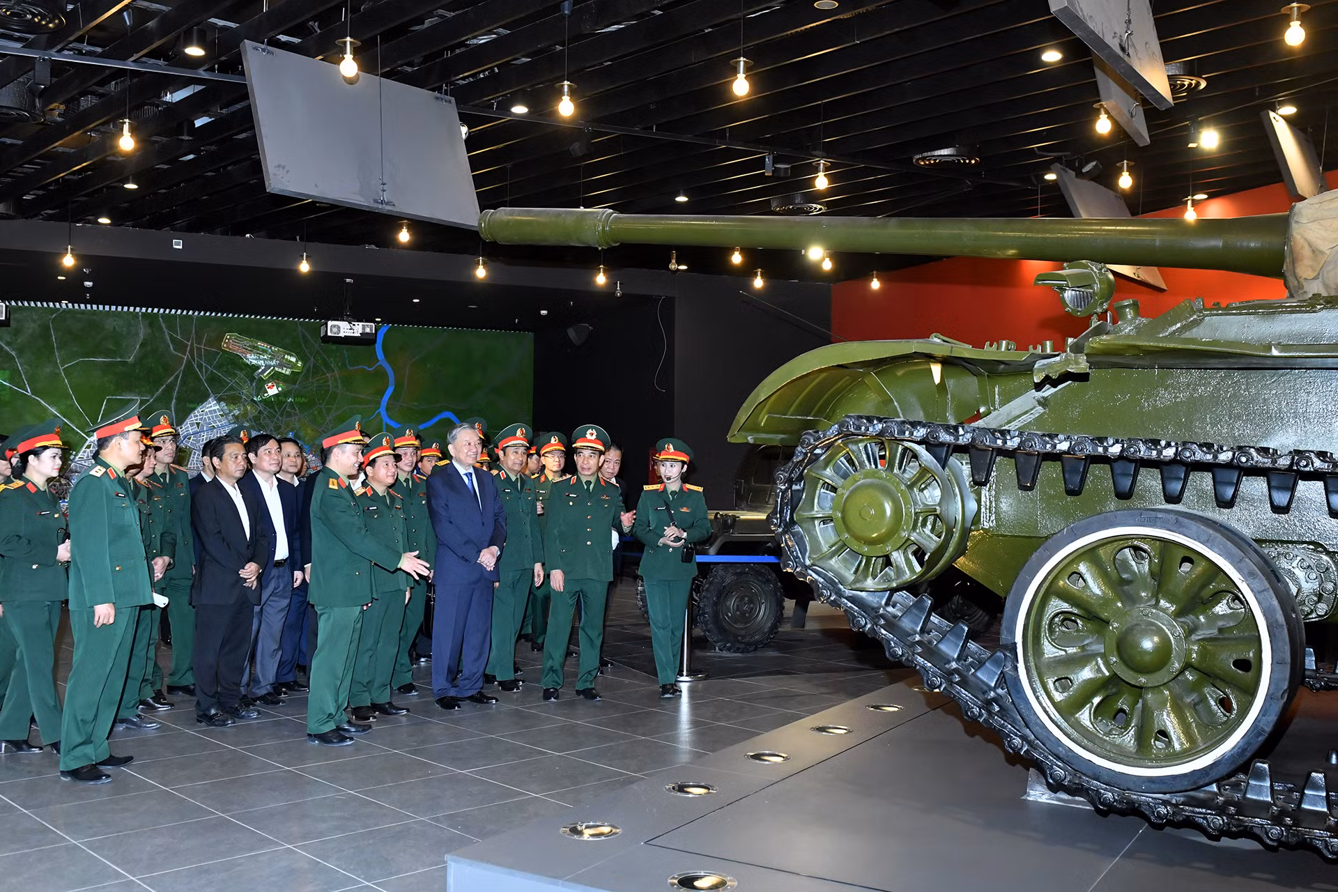 Tổng Bí thư Tô Lâm tham quan khu trưng bày trong nhà của Bảo tàng Lịch sử Quân sự Việt Nam.