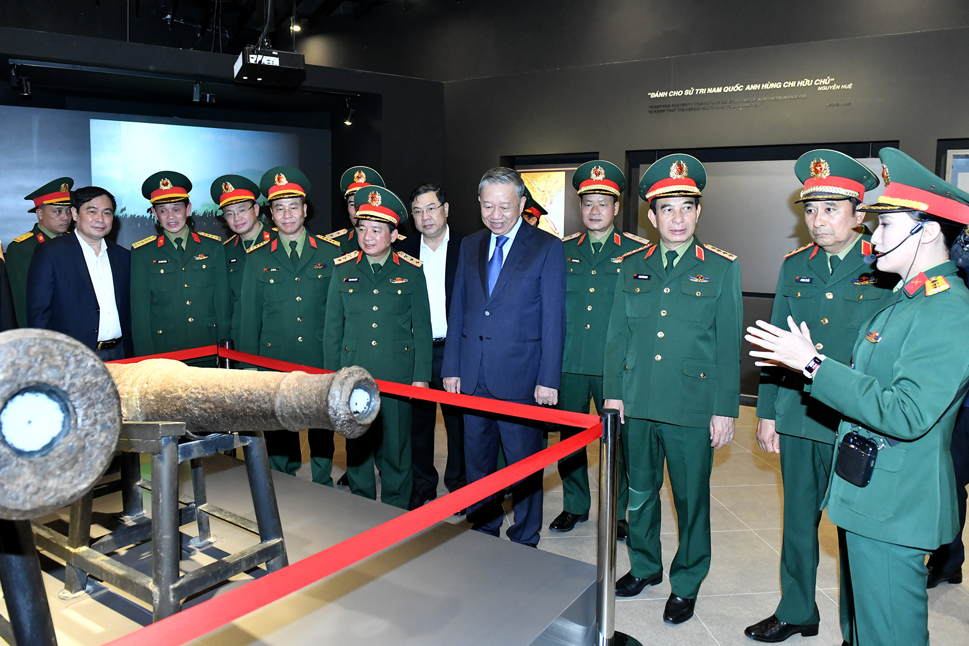 Tổng Bí thư Tô Lâm tham quan khu trưng bày trong nhà của Bảo tàng Lịch sử Quân sự Việt Nam.