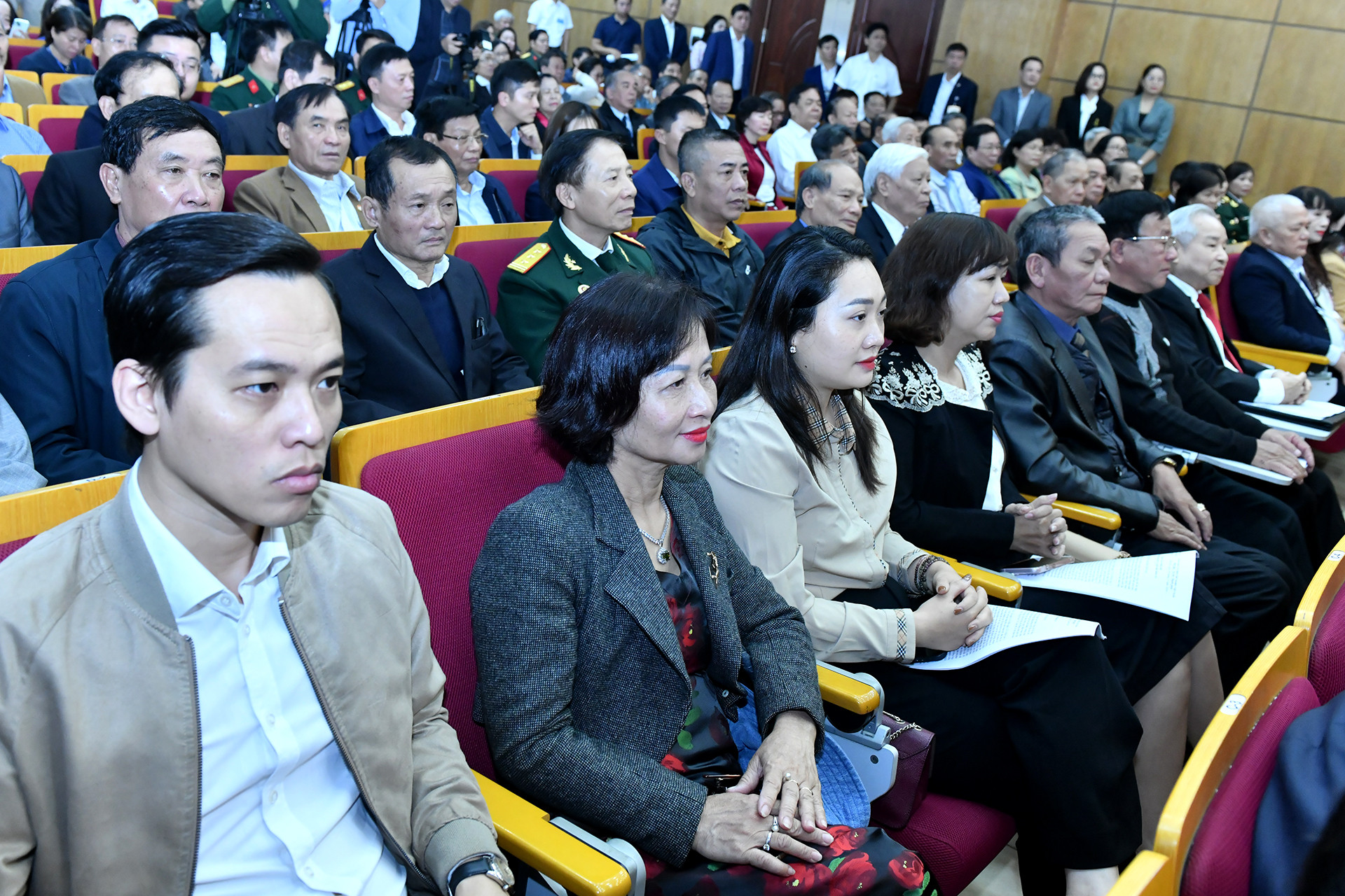 Các đại biểu và cử tri tham dự hội nghị.