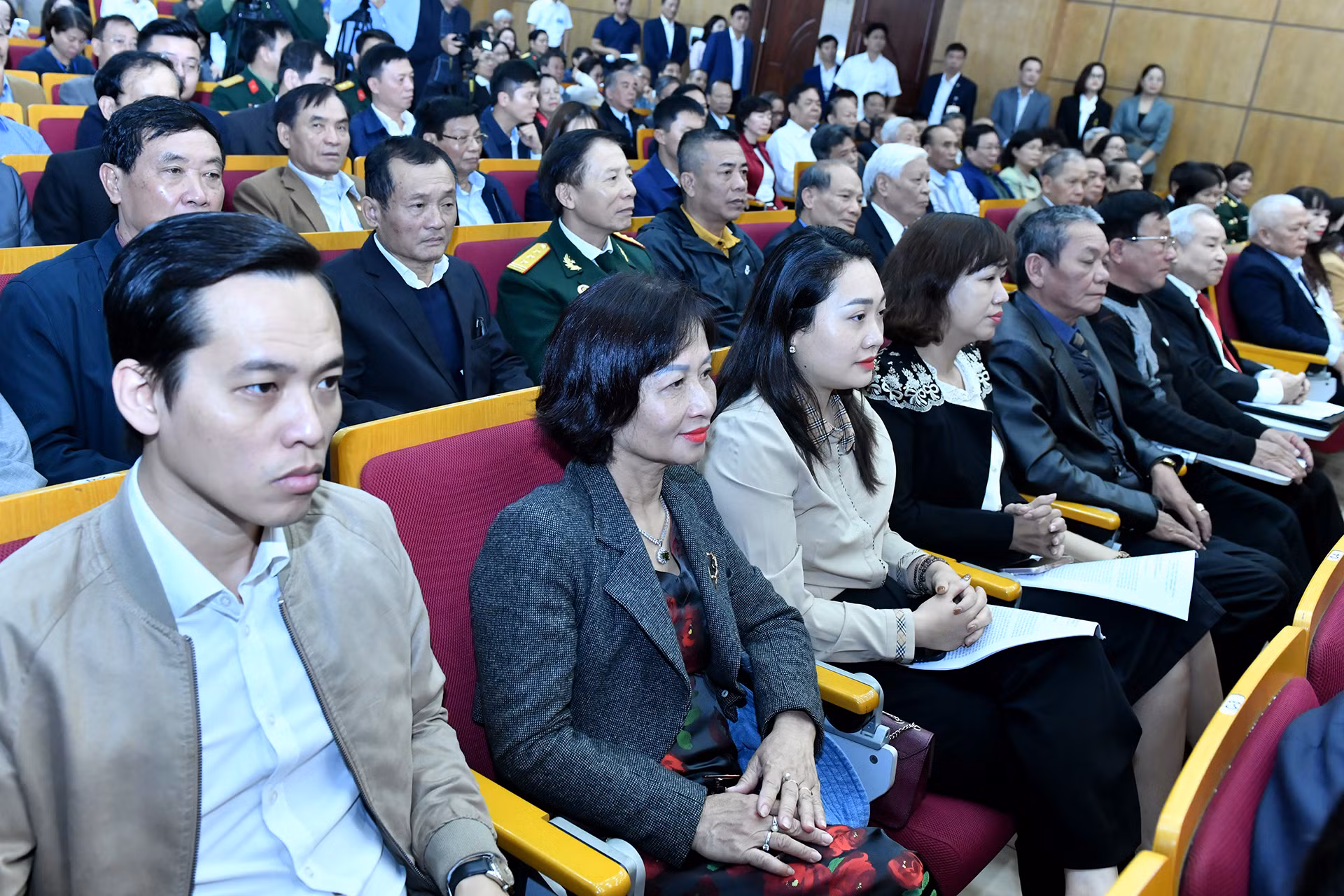 Các đại biểu và cử tri tham dự hội nghị.