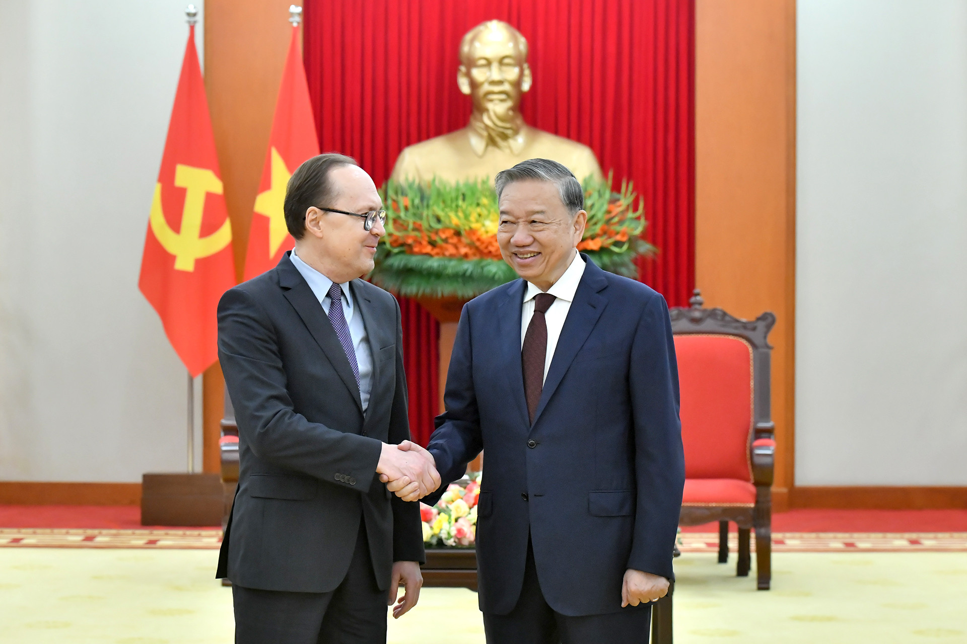 Tổng Bí thư Tô Lâm với Đại sứ Đặc mệnh toàn quyền Liên bang Nga tại Việt Nam Gennady Stepanovich Bezdetko.